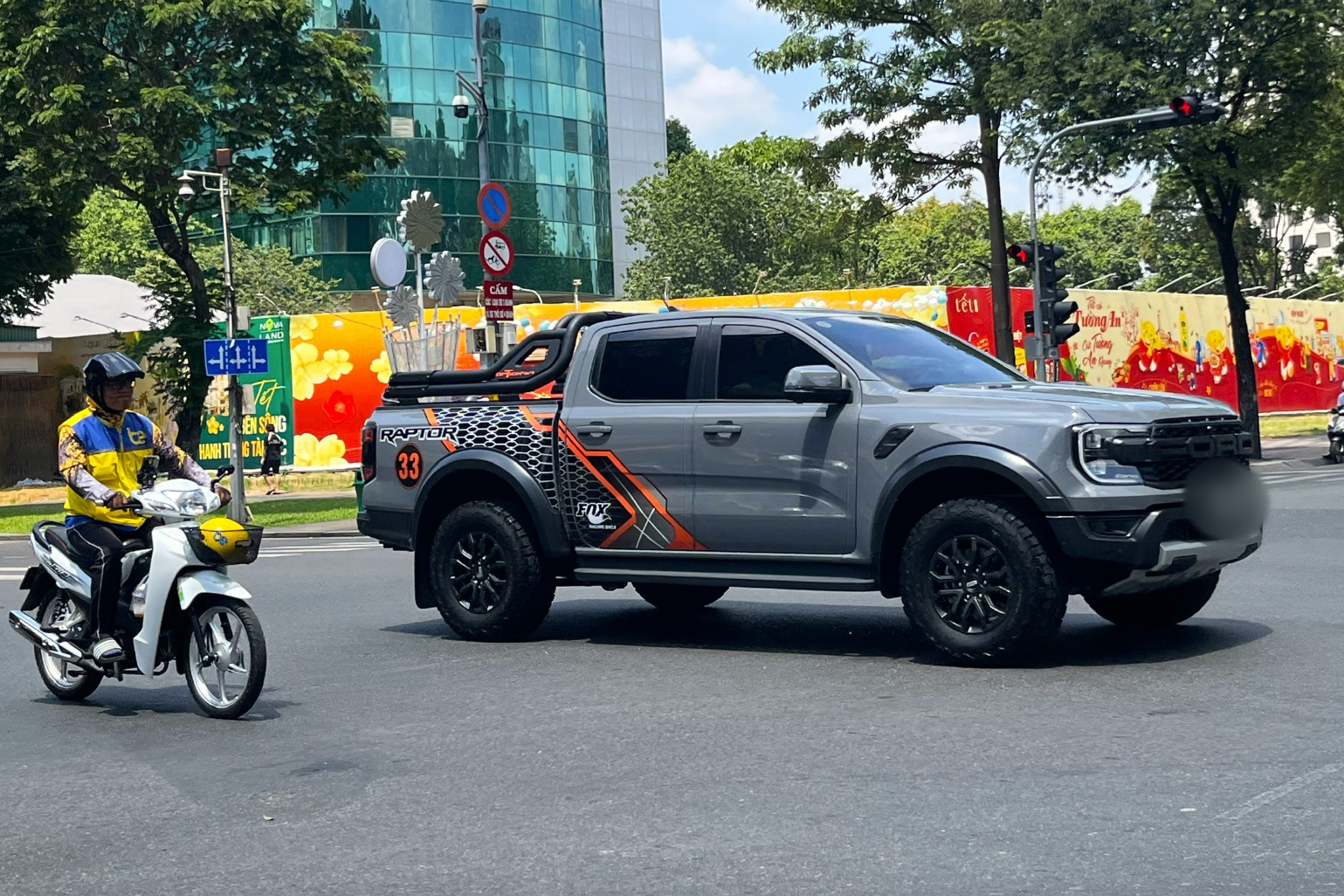 Hà Nội gỡ lệnh cấm ô tô tải pickup chạy trong nội đô giờ cao điểm- Ảnh 1.