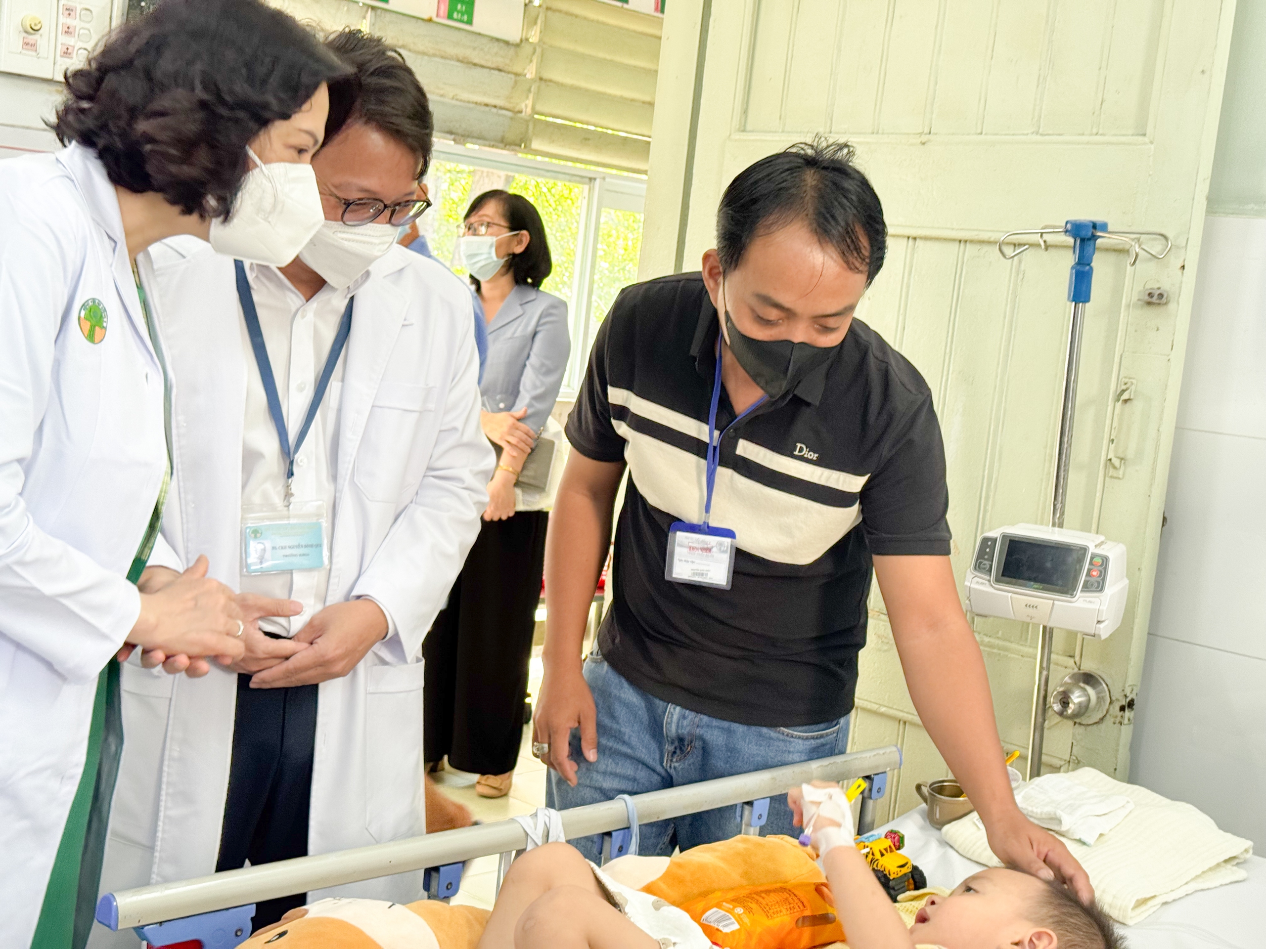 TP.HCM: Biến thể mới gây tay chân miệng nguy hiểm thế nào và dấu hiệu chuyển nặng? - Ảnh 2.