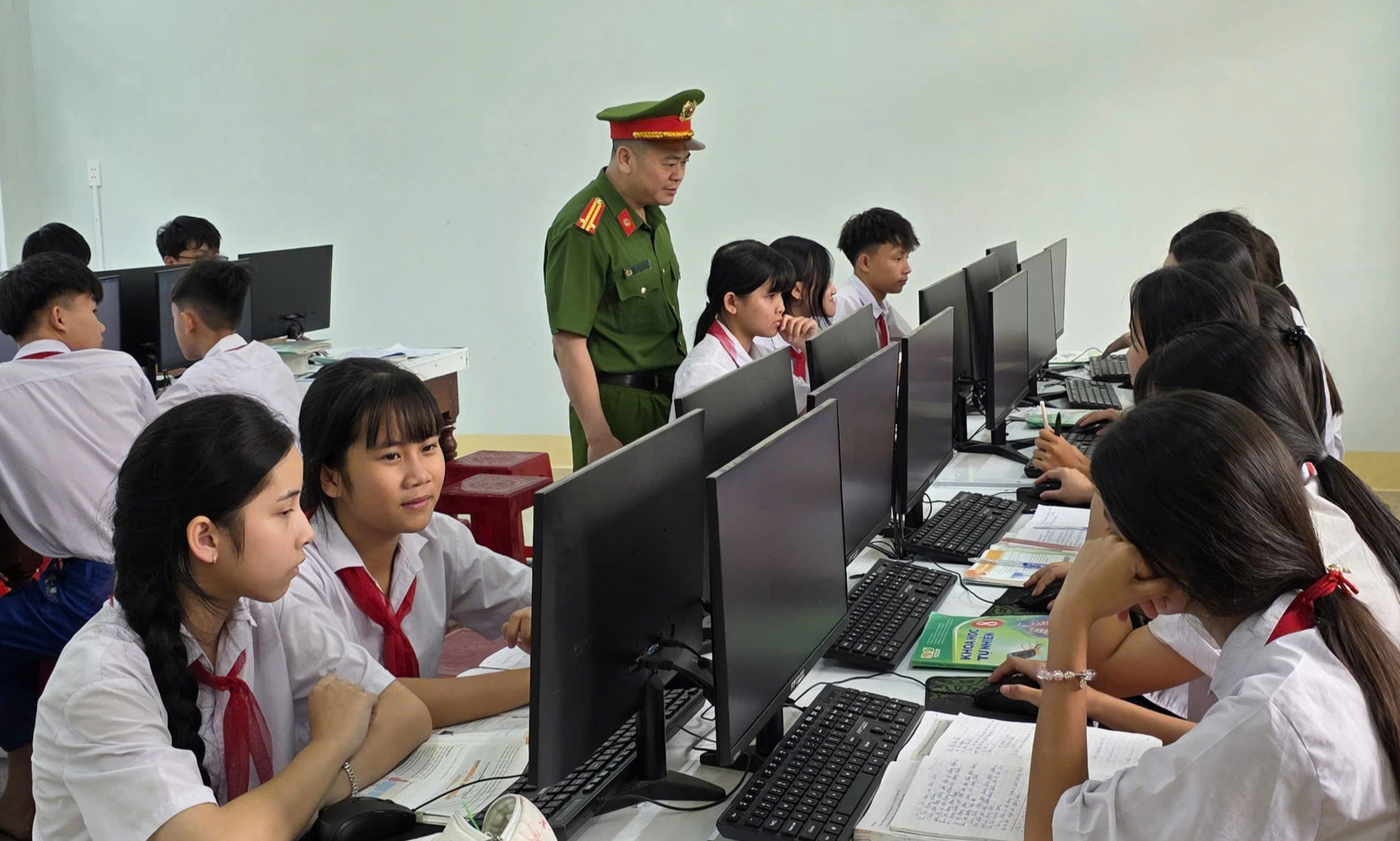 Trao tặng xe đạp, máy tính cho học sinh vùng biên giới Quảng Trị- Ảnh 2.