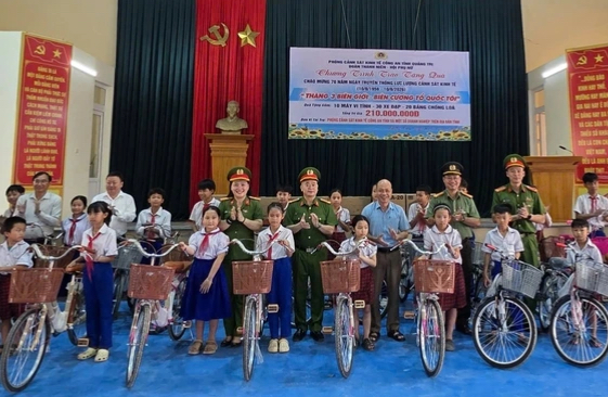 Trao tặng xe đạp, m&aacute;y t&iacute;nh cho học sinh v&ugrave;ng bi&ecirc;n giới Quảng Trị- Ảnh 1.