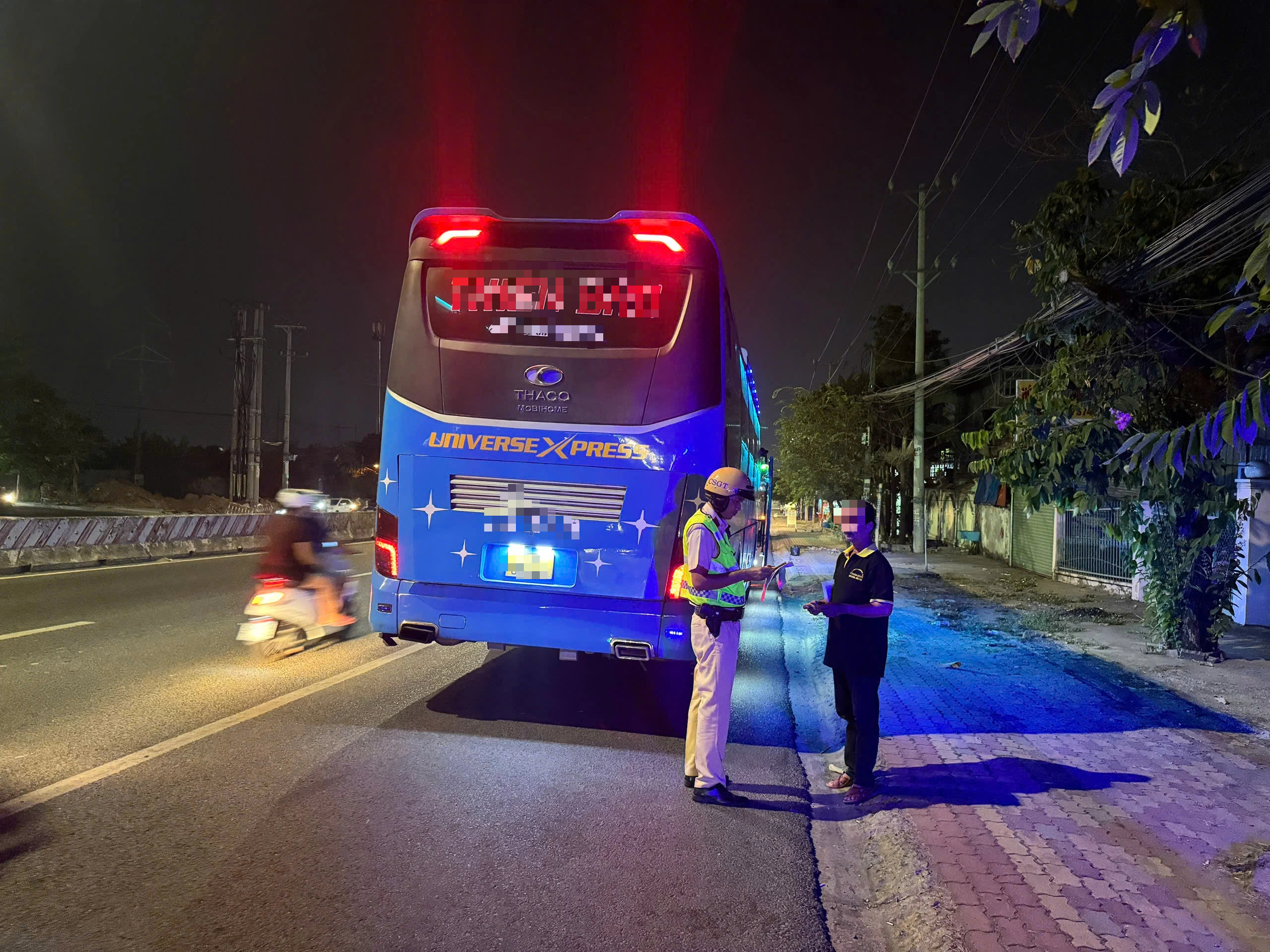 CSGT TP.HCM siết vi phạm xe khách trên quốc lộ 13- Ảnh 1.