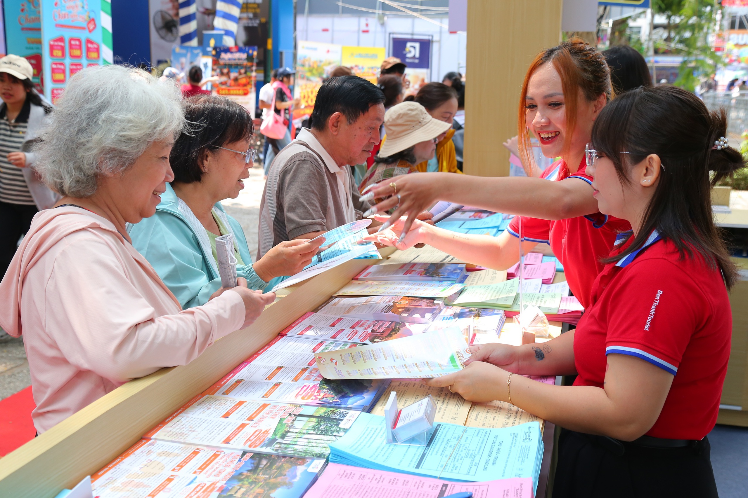 Du kh&aacute;ch TP.HCM đội nắng 'chốt' tour du lịch h&egrave; ng&agrave;y cuối tuần - Ảnh 1.