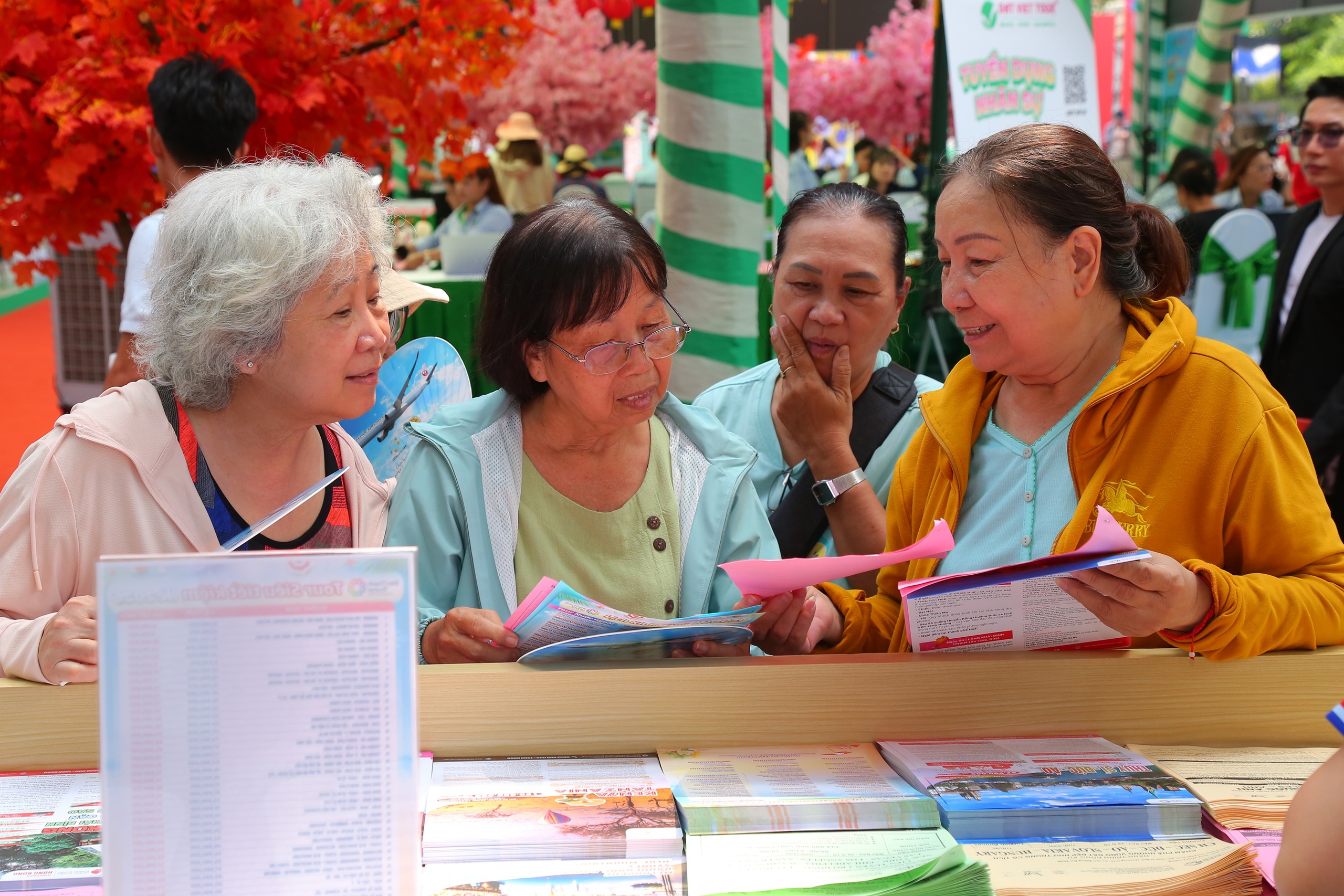 Du kh&aacute;ch TP.HCM đội nắng 'chốt' tour du lịch h&egrave; ng&agrave;y cuối tuần - Ảnh 2.