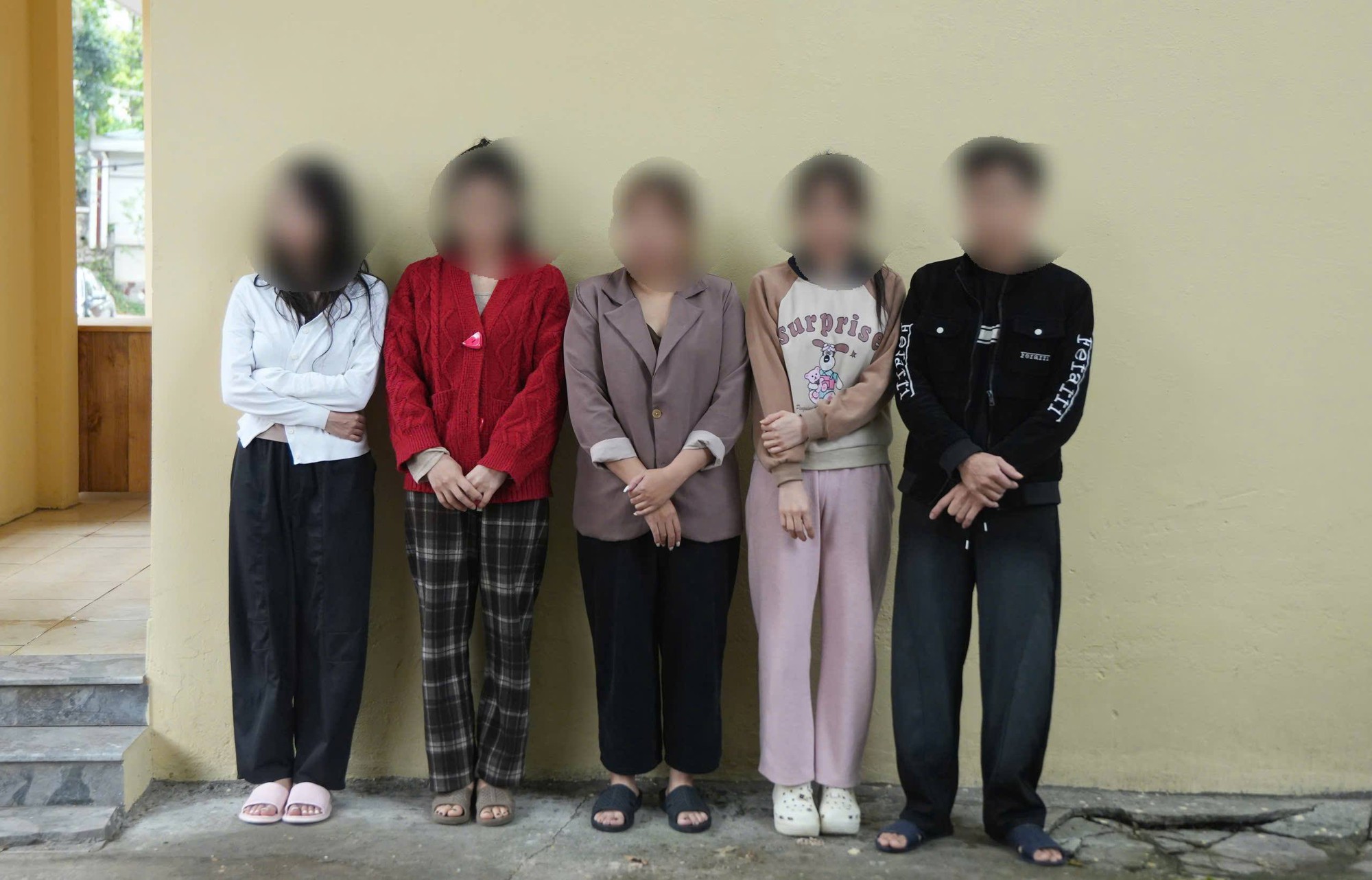 Nhóm nam nữ livestream khiêu dâm để kiếm xu quà tặng- Ảnh 2.