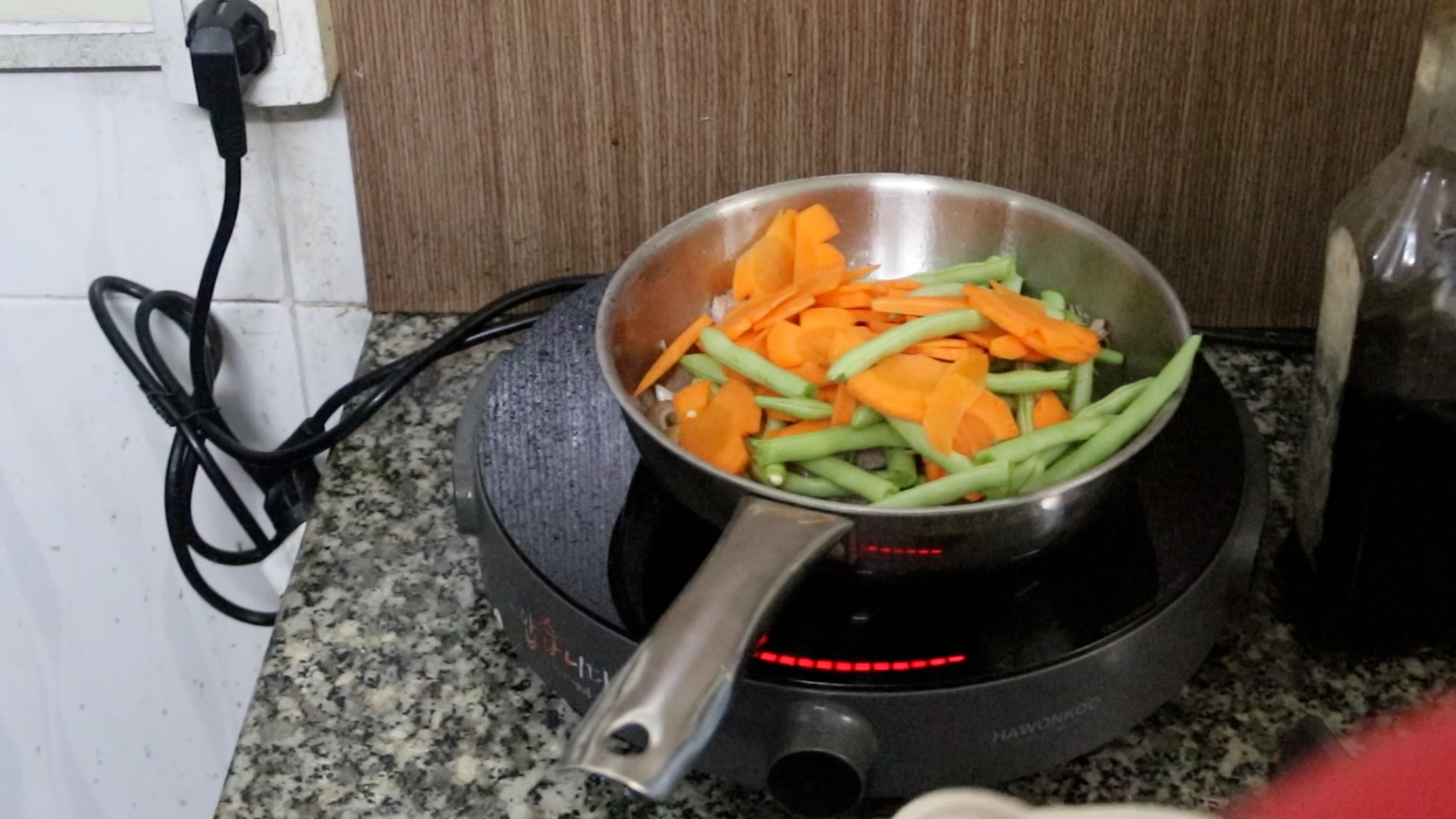 Tại sao giới trẻ chọn mang cơm đi học, đi l&agrave;m? - Ảnh 2.