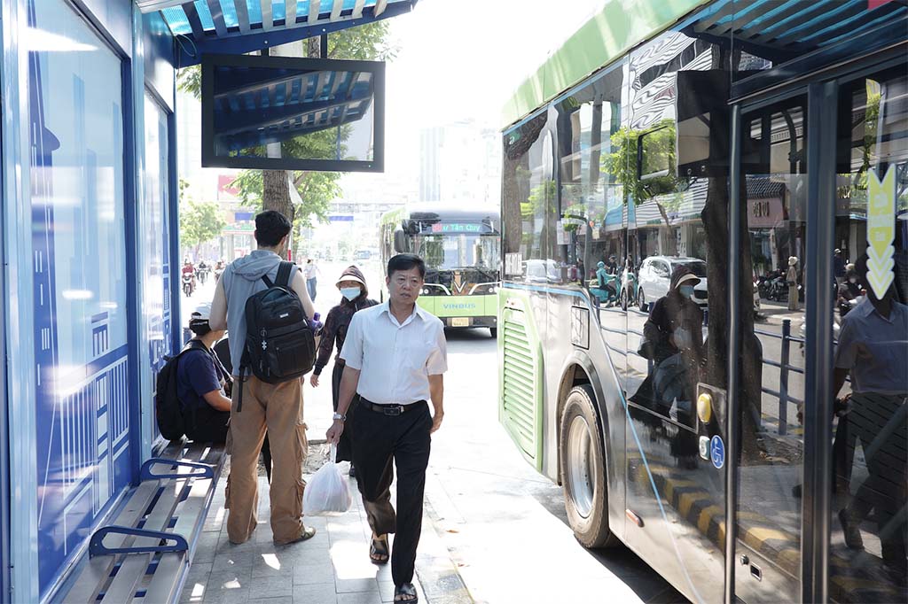 Người dân chờ triển khai xe buýt miễn phí - Ảnh 1.