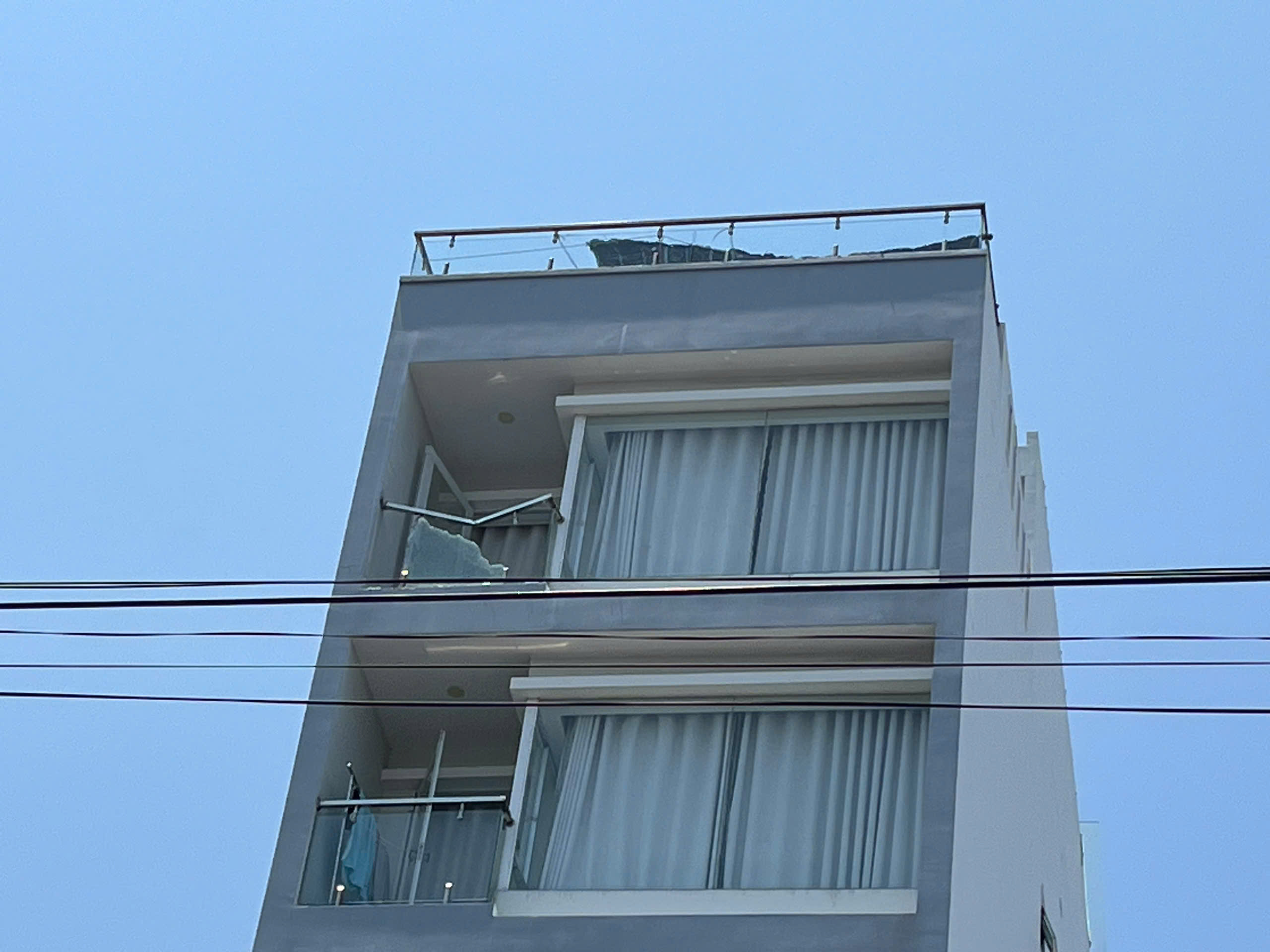 Nam thanh niên rơi từ tầng 7 căn hộ ở Nha Trang, thoát chết hy hữu - Ảnh 1.