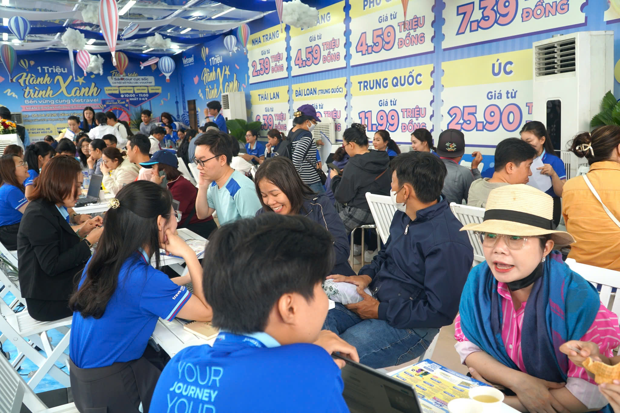 Du kh&aacute;ch TP.HCM đội nắng 'chốt' tour du lịch h&egrave; ng&agrave;y cuối tuần - Ảnh 3.