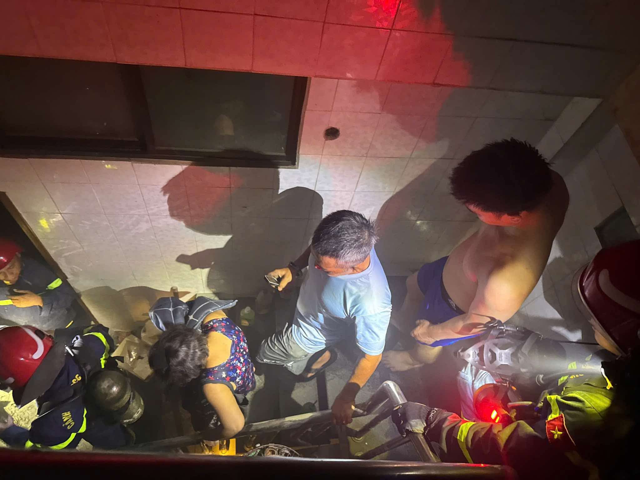 TP.HCM: Cháy nhà 6 tầng ở phường Chợ Quán, cảnh sát cứu 2 người mắc kẹt - Ảnh 2.