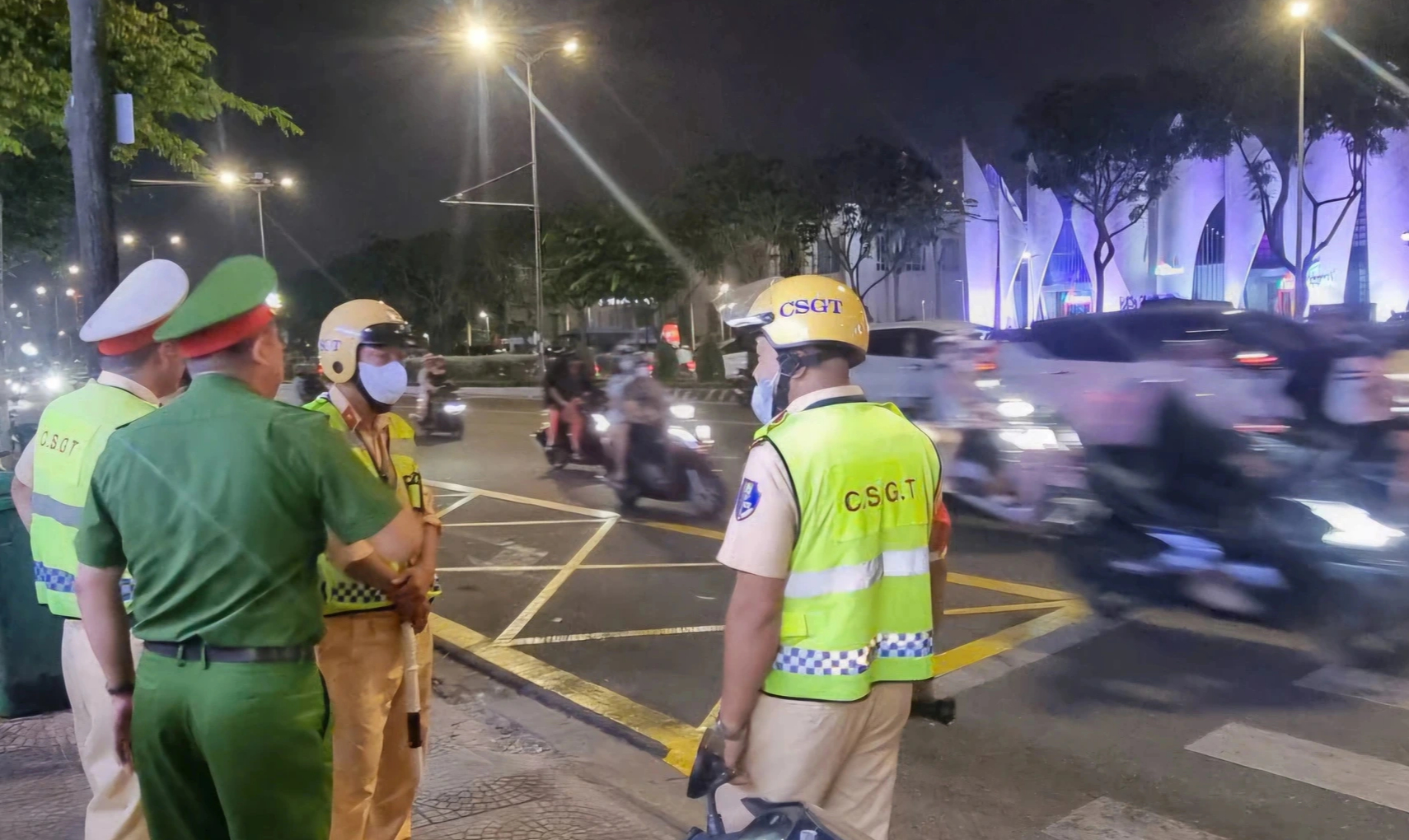 Lực lượng 911 Công an Đà Nẵng bắt giữ nhiều thanh thiếu niên náo loạn đường phố - Ảnh 1.