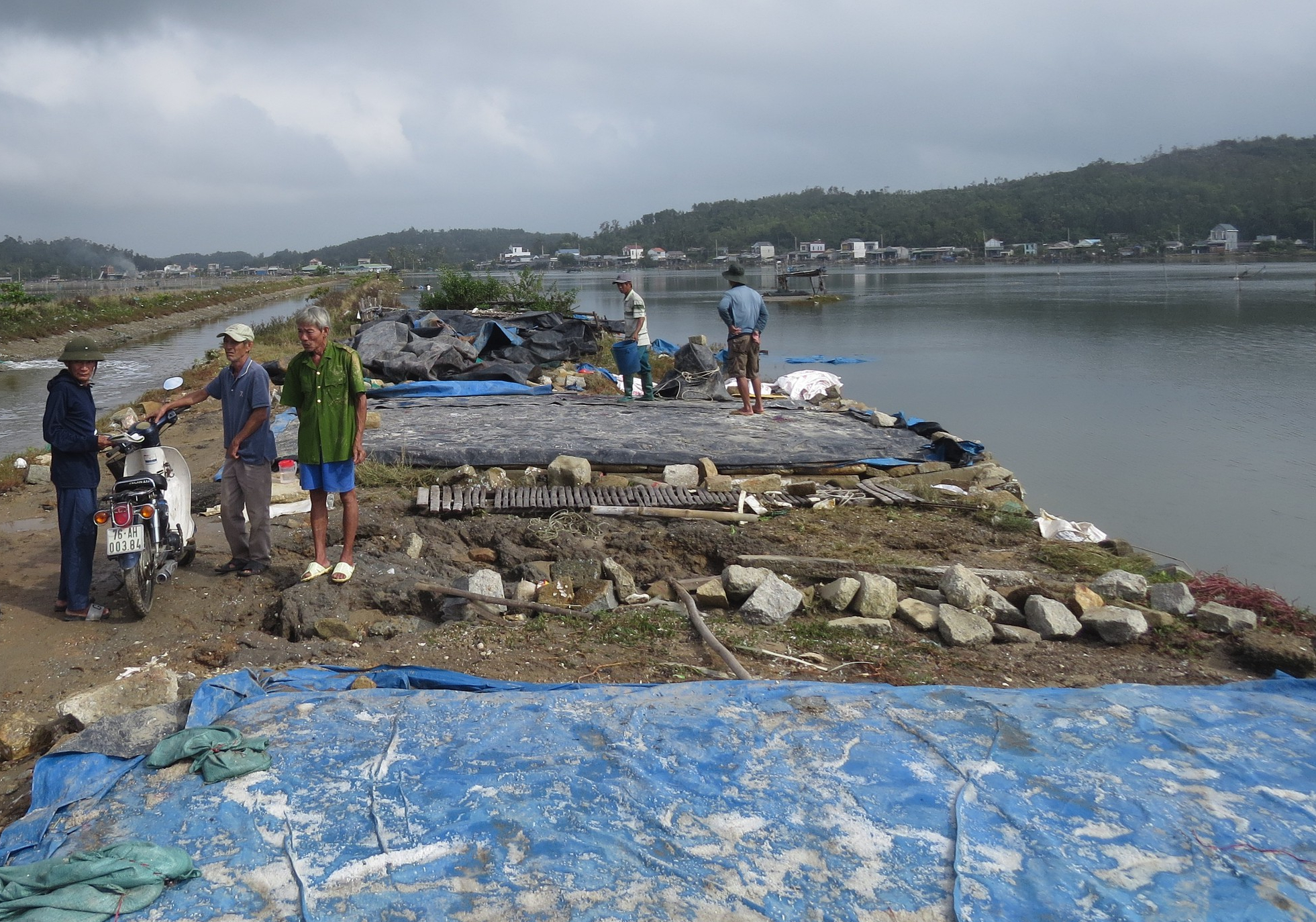 Giá muối Sa Huỳnh tăng cao nhưng diêm dân lại không còn muối để bán - Ảnh 4. Giá muối Sa Huỳnh tăng cao nhưng diêm dân lại không còn muối để bán - Ảnh 4.