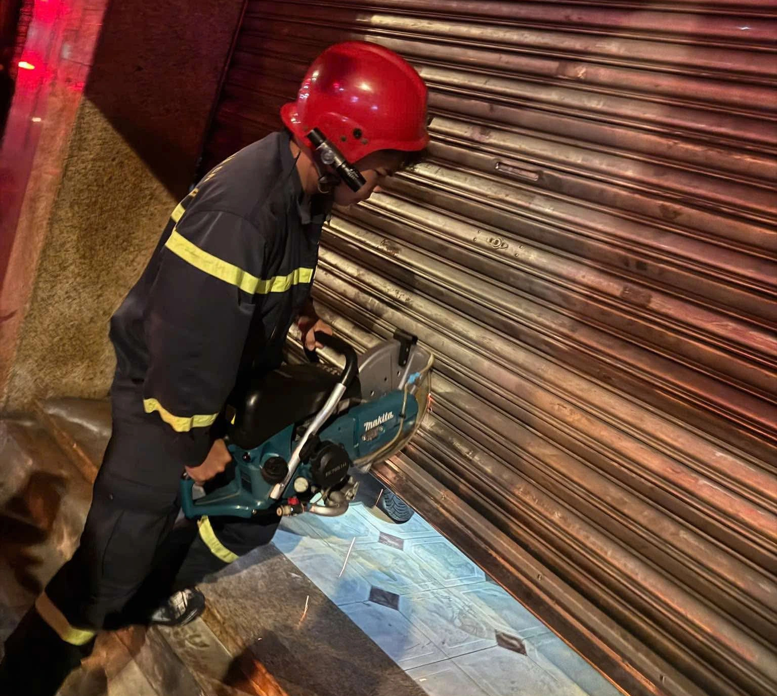 TP.HCM: Cháy nhà 6 tầng ở phường Chợ Quán, cảnh sát cứu 2 người mắc kẹt - Ảnh 1.