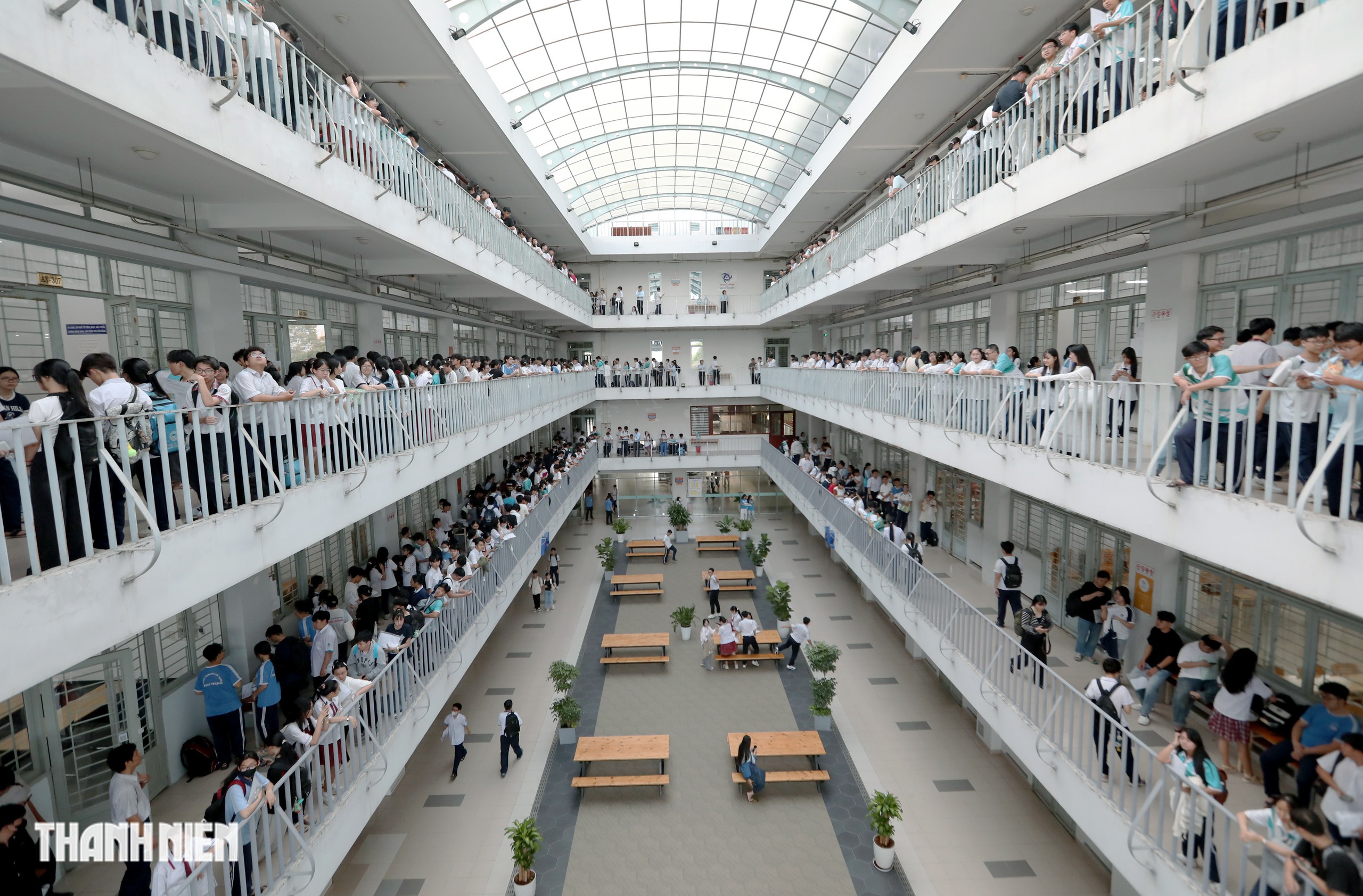 Nữ sinh TP.HCM tươi tắn, tự tin trước kỳ thi đ&aacute;nh gi&aacute; năng lực- Ảnh 2.