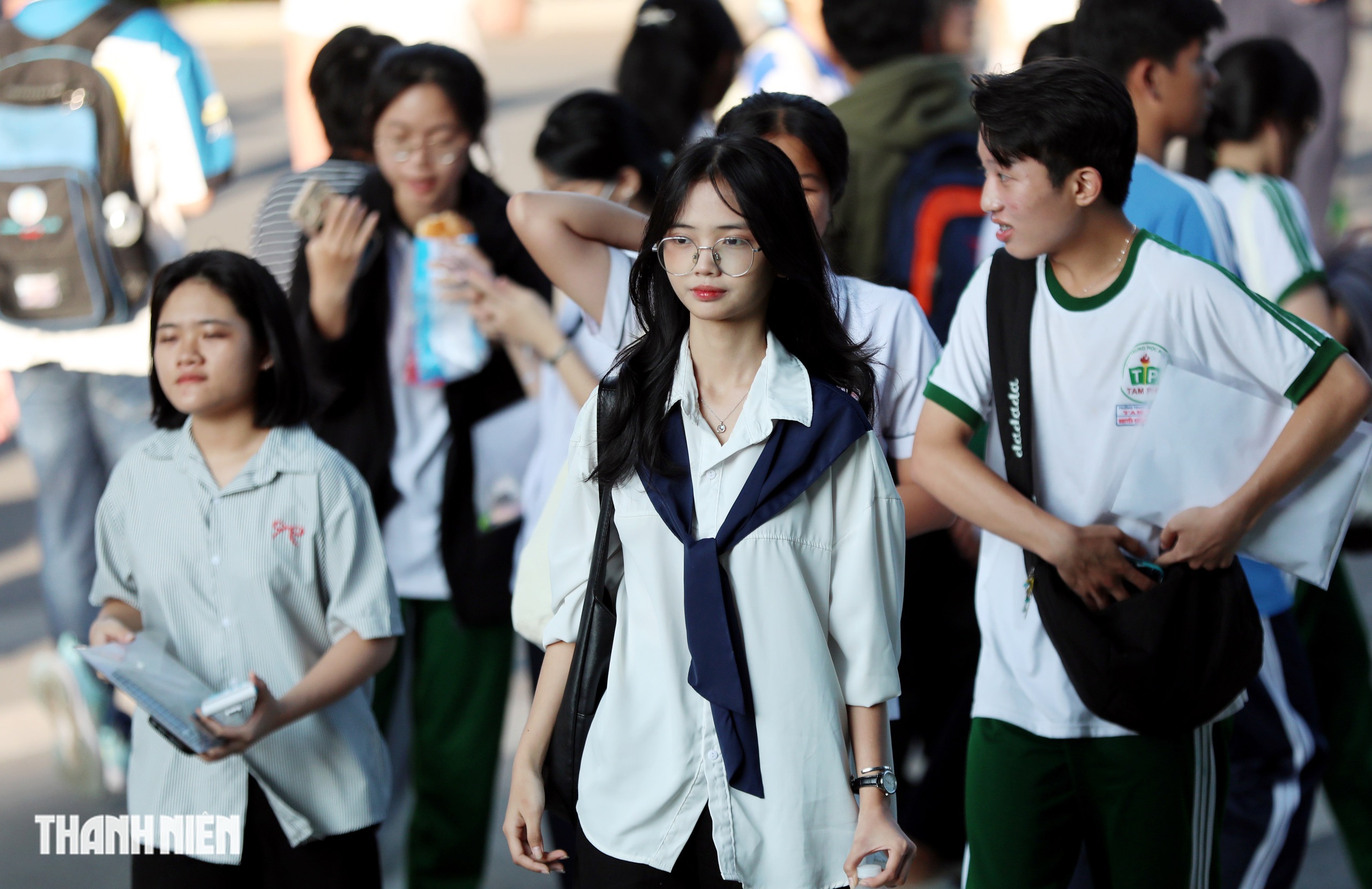 Nữ sinh TP.HCM tươi tắn, tự tin trước kỳ thi đ&aacute;nh gi&aacute; năng lực- Ảnh 1.