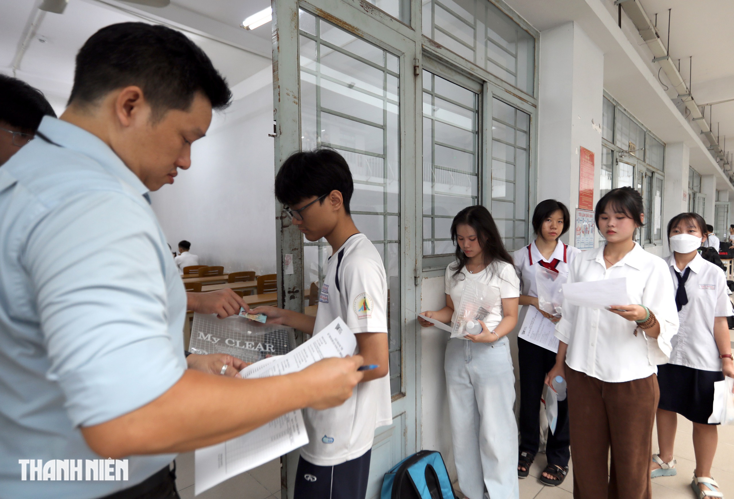 Nữ sinh TP.HCM tươi tắn, tự tin trước kỳ thi đ&aacute;nh gi&aacute; năng lực- Ảnh 9.