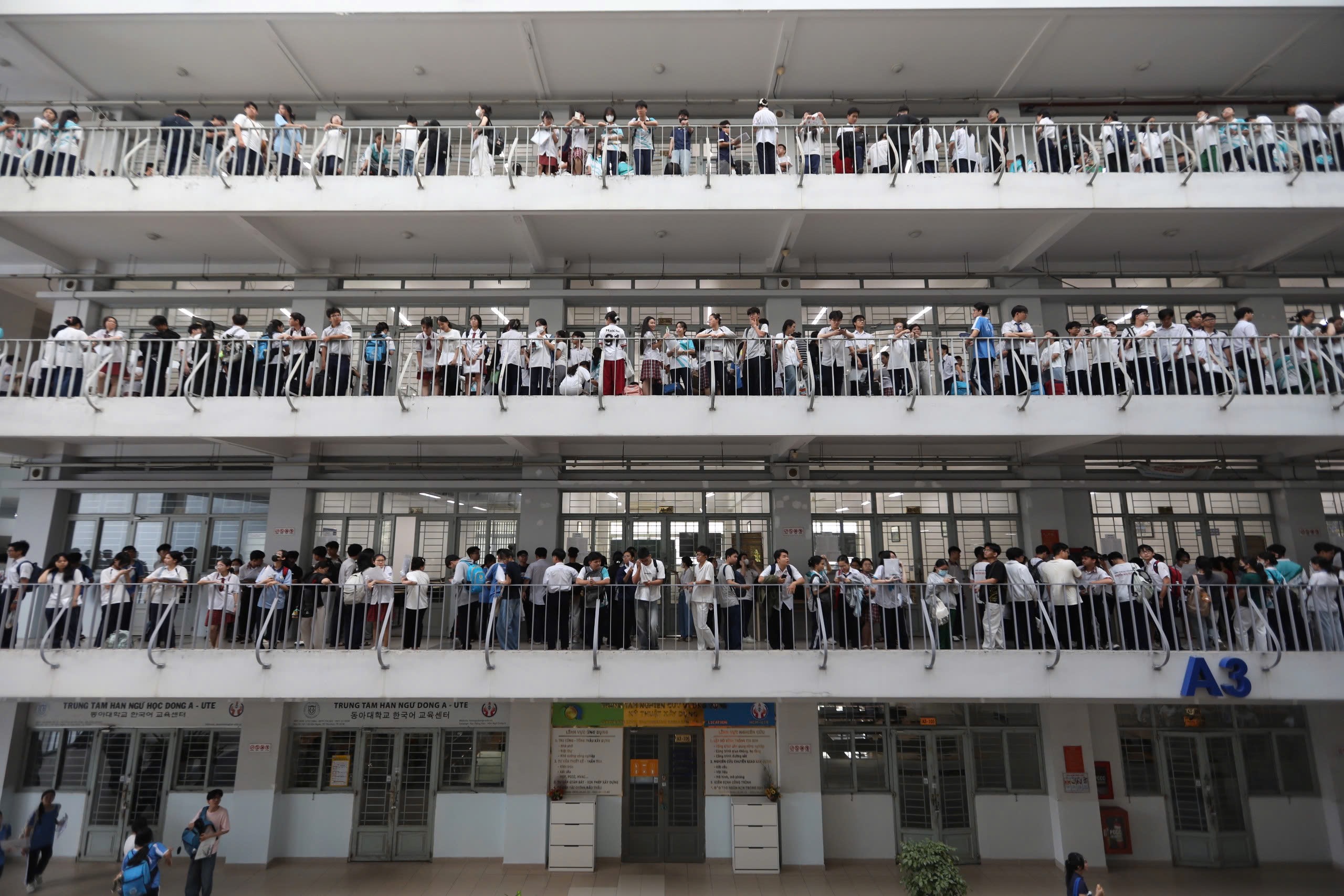 Số thí sinh dự thi năng lực tranh suất vào đại học cao kỷ lục- Ảnh 7. Số thí sinh dự thi năng lực tranh suất vào đại học cao kỷ lục- Ảnh 7.