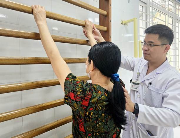 Những sai lầm khiến t&igrave;nh trạng đau, 'đ&ocirc;ng cứng' khớp vai ng&agrave;y c&agrave;ng nặng- Ảnh 1.