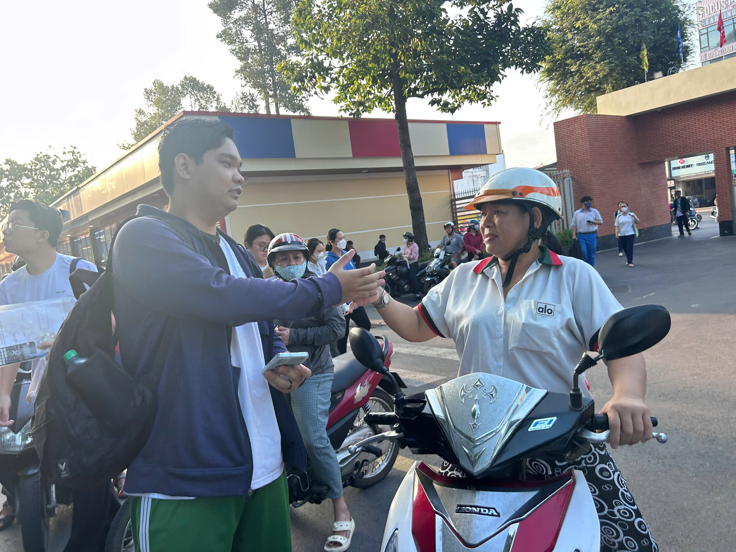 Chở con đi thi đánh giá năng lực từ tờ mờ sáng - Ảnh 6. Chở con đi thi đánh giá năng lực từ tờ mờ sáng - Ảnh 7.