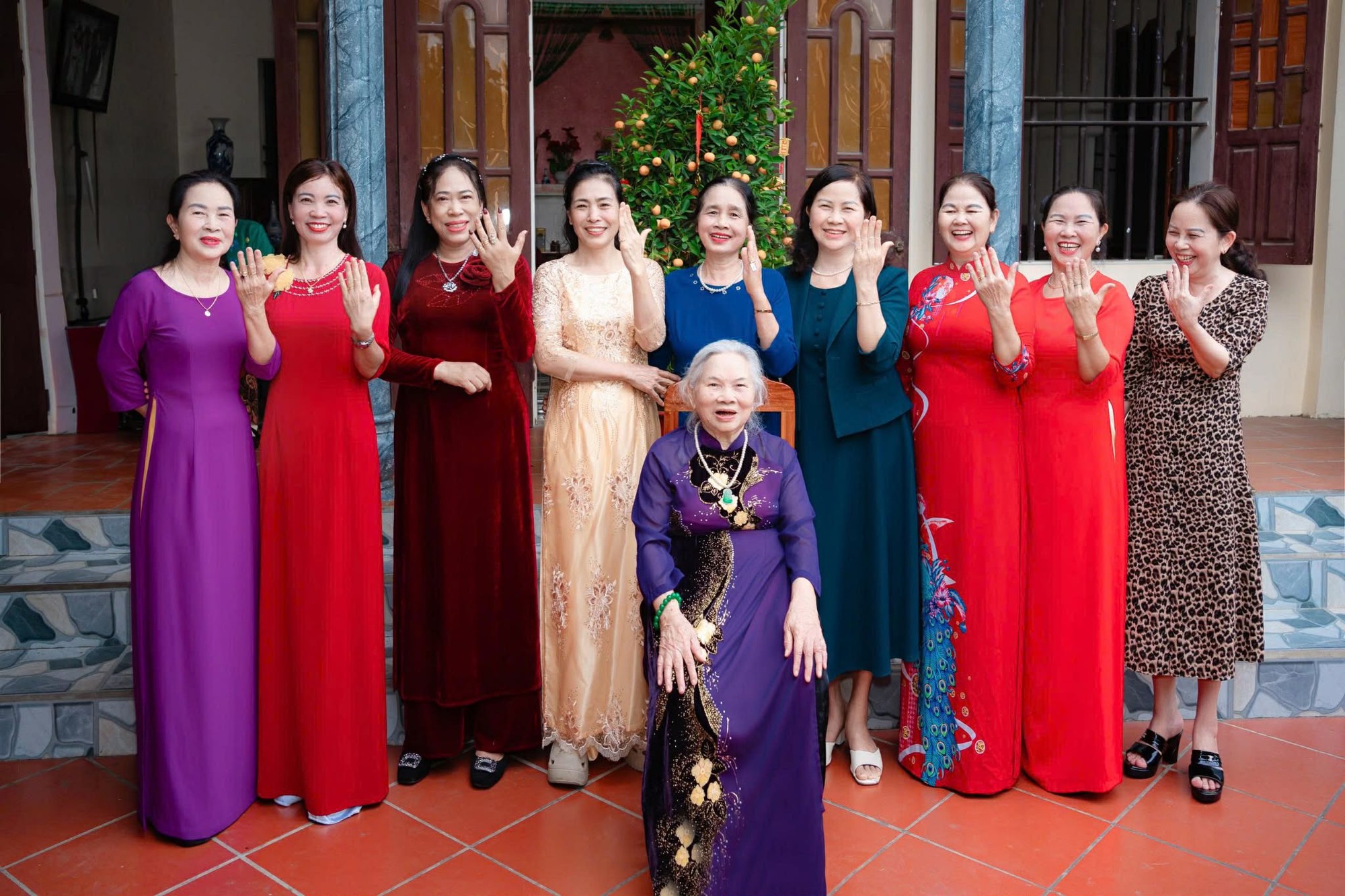 Cảm động Khoảnh khắc mẹ 90 tuổi tặng v&agrave;ng cho 9 người con - Ảnh 2.