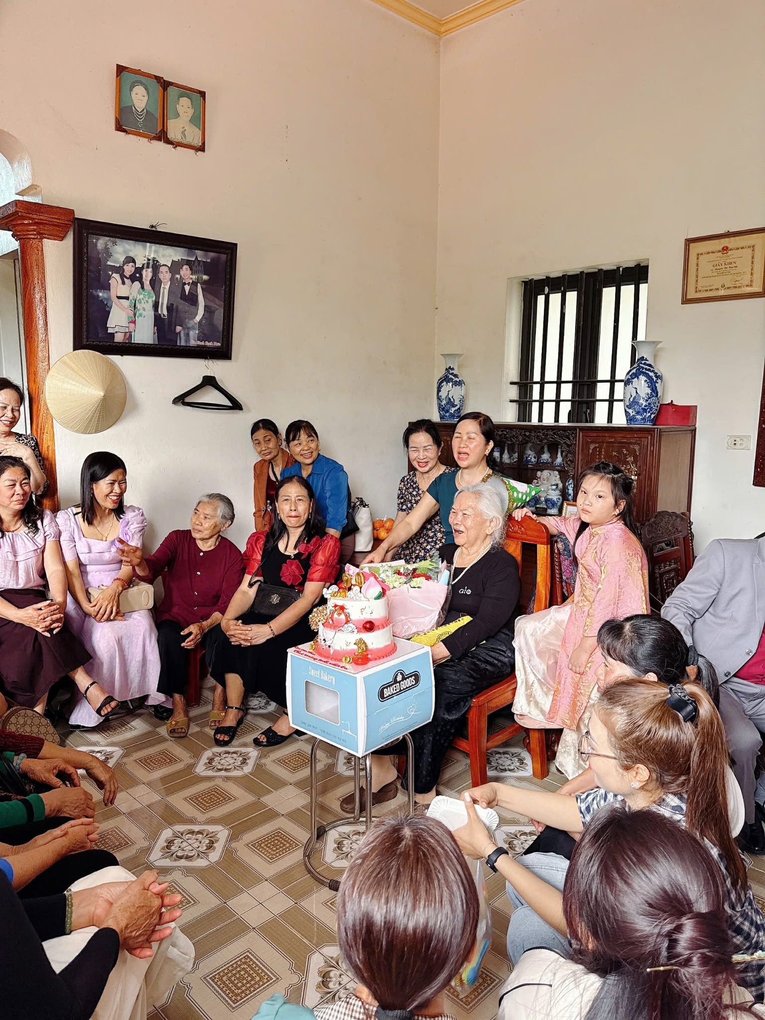 Cảm động Khoảnh khắc mẹ 90 tuổi tặng v&agrave;ng cho 9 người con - Ảnh 3.