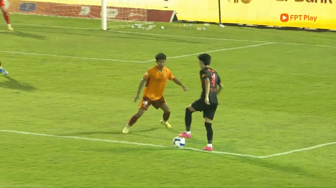 Ninh Bình bùng nổ phút nhạy cảm, siêu phẩm định đoạt màn lội ngược dòng thắng ngoạn mục HAGL - Ảnh 3. Ninh Bình bùng nổ phút nhạy cảm, siêu phẩm định đoạt màn lội ngược dòng thắng ngoạn mục HAGL - Ảnh 3.