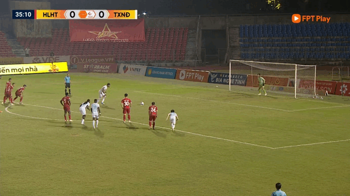 Xuân Son ghi bàn và kiến tạo rồi… bỏ lỡ khó tin, Nam Định đánh bại chủ nhà Hà Tĩnh - Ảnh 3. Xuân Son ghi bàn và kiến tạo rồi… bỏ lỡ khó tin, Nam Định đánh bại chủ nhà Hà Tĩnh - Ảnh 3.