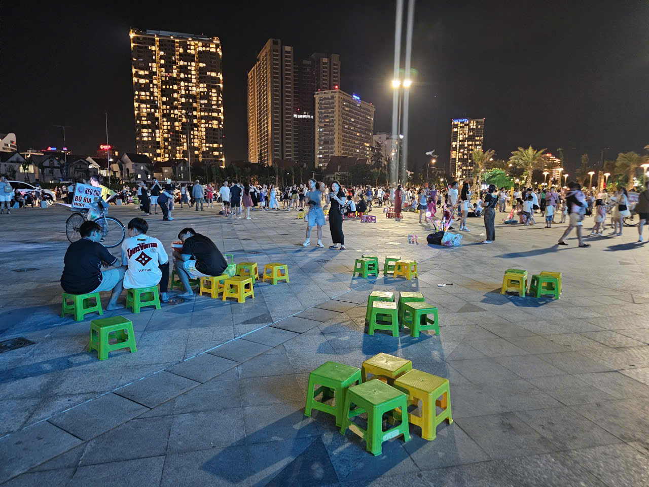 Hàng rong tái diễn công viên Bãi Sau, loa kẹo kéo phá nát không gian du lịch - Ảnh 2.