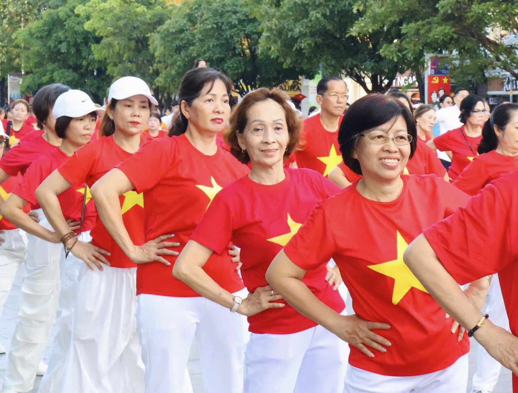 Hàng ngàn người đổ về ngày hội, 15 triệu dân TP.HCM sắp được tầm soát sức khỏe - Ảnh 2.