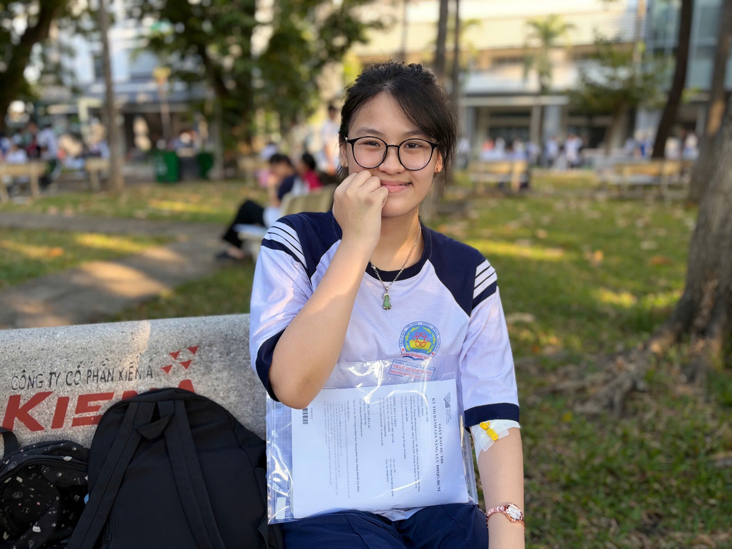 Xin xuất viện sớm, nữ sinh mang theo cả kim luồn tĩnh mạch đi thi đ&aacute;nh gi&aacute; năng lực- Ảnh 1.