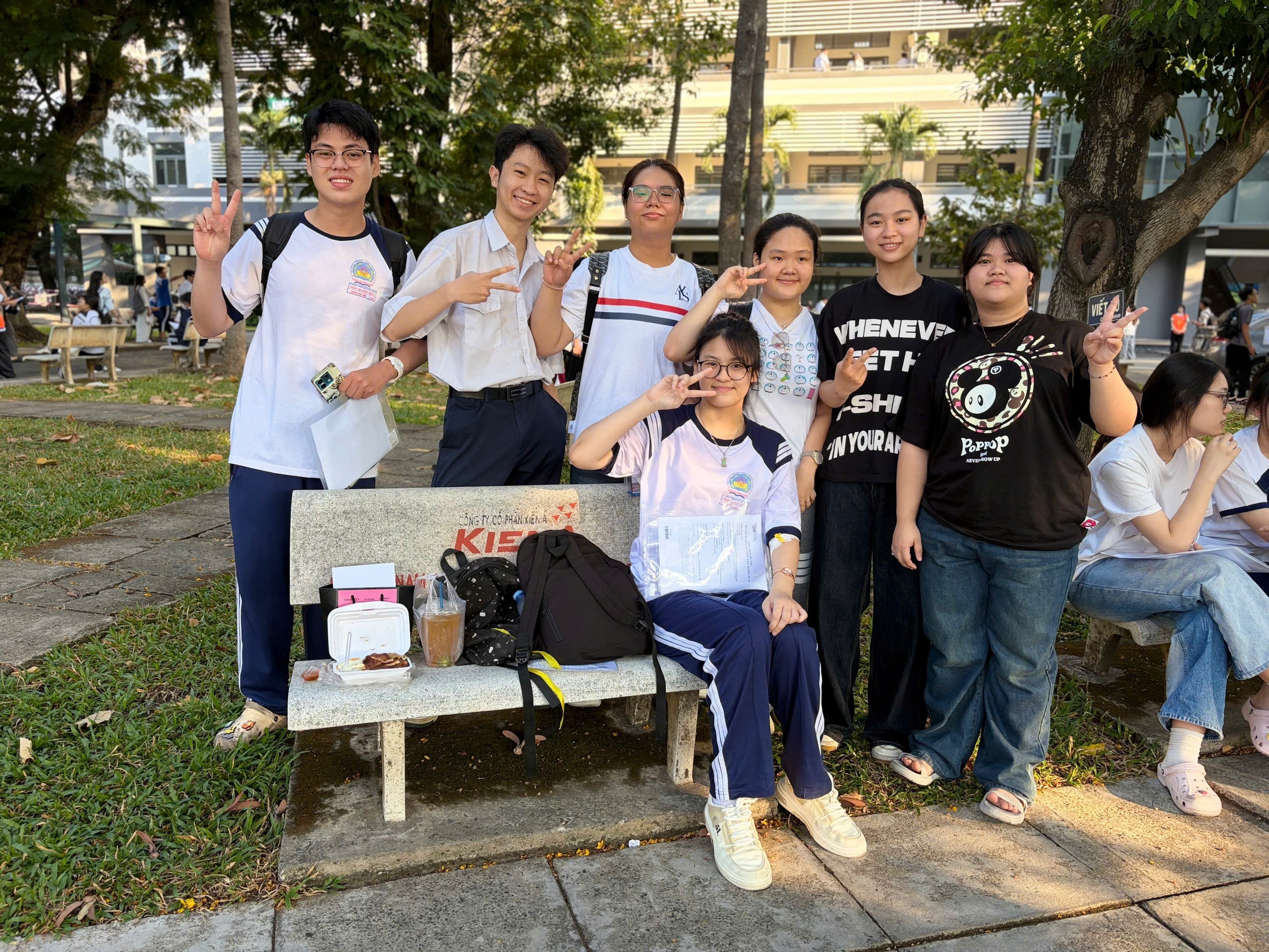 Xin xuất viện sớm, nữ sinh mang theo cả kim luồn tĩnh mạch đi thi đ&aacute;nh gi&aacute; năng lực- Ảnh 2.