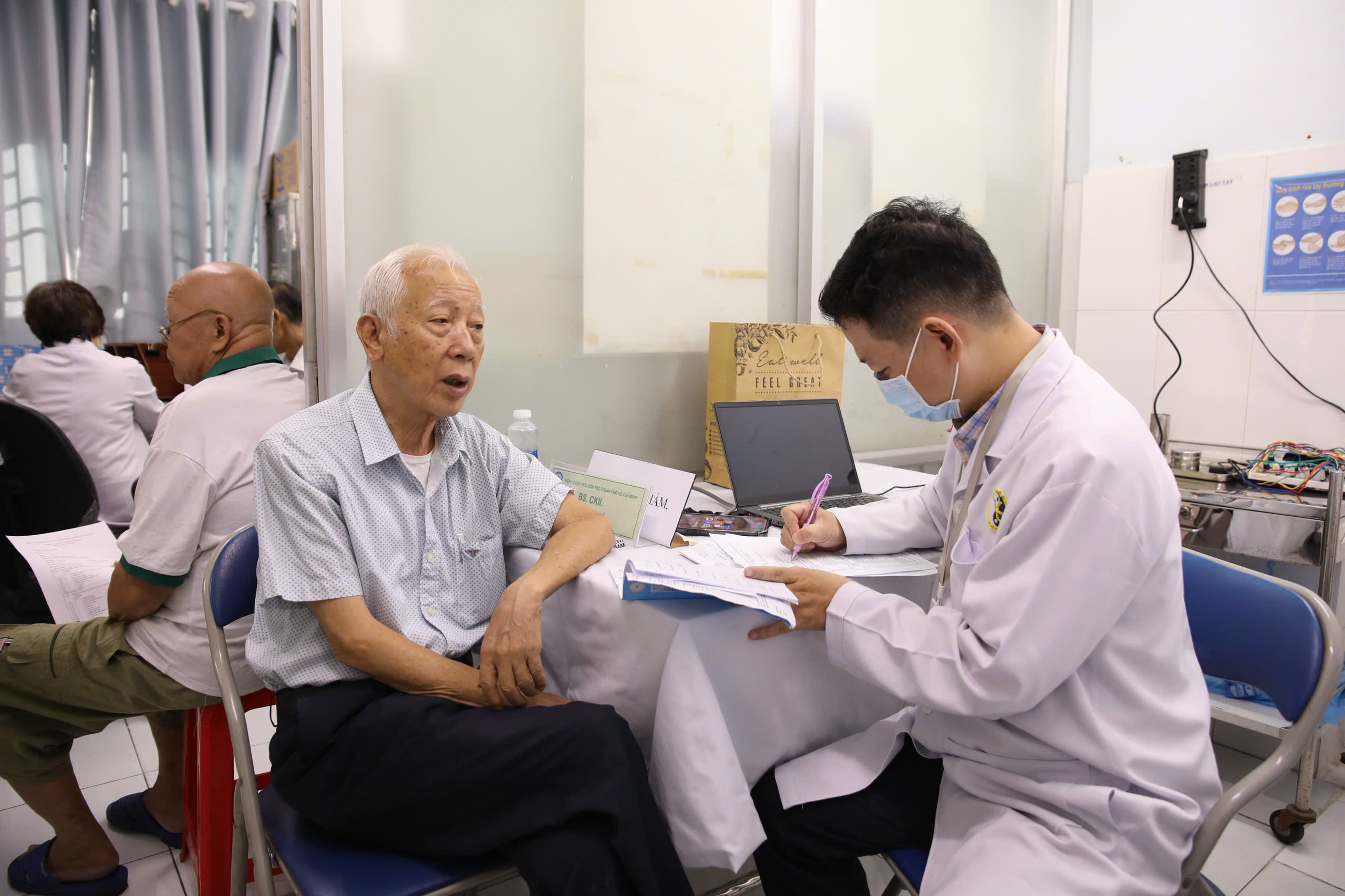 Hàng ngàn người dân TP.HCM hào hứng đi khám sức khỏe miễn phí - Ảnh 4.