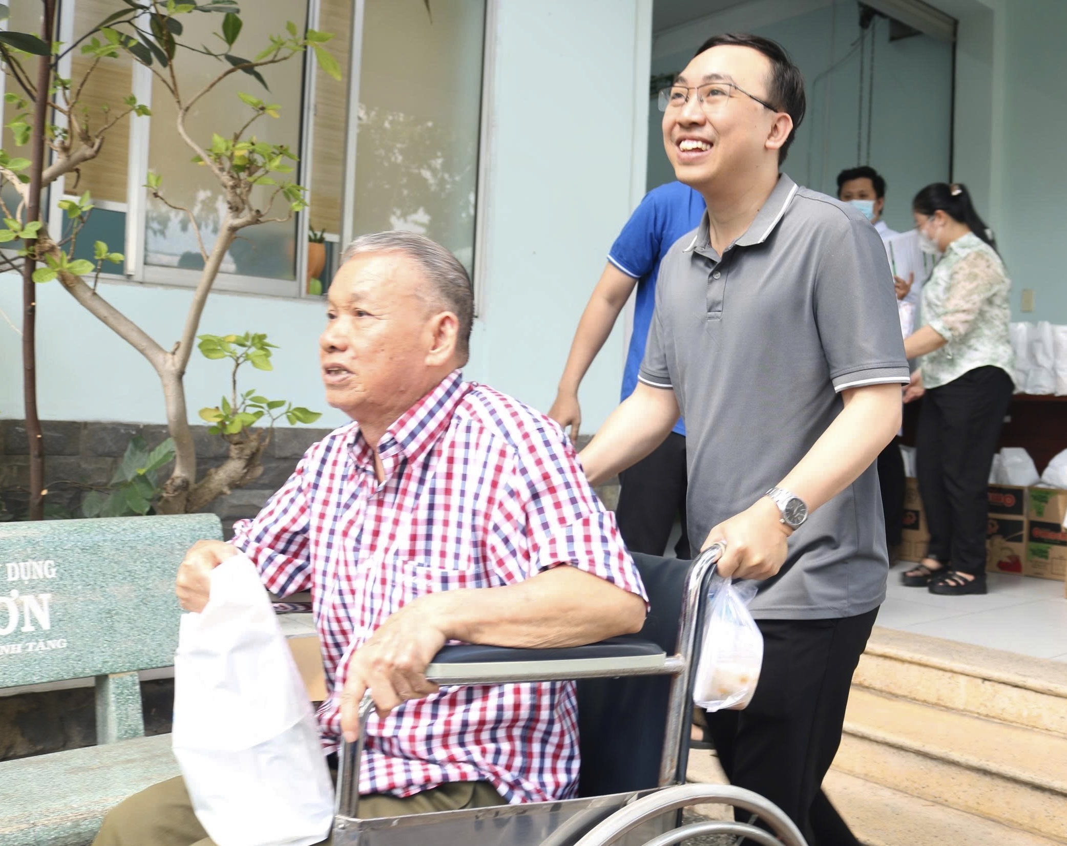 Hàng ngàn người dân TP.HCM hào hứng đi khám sức khỏe miễn phí - Ảnh 1.