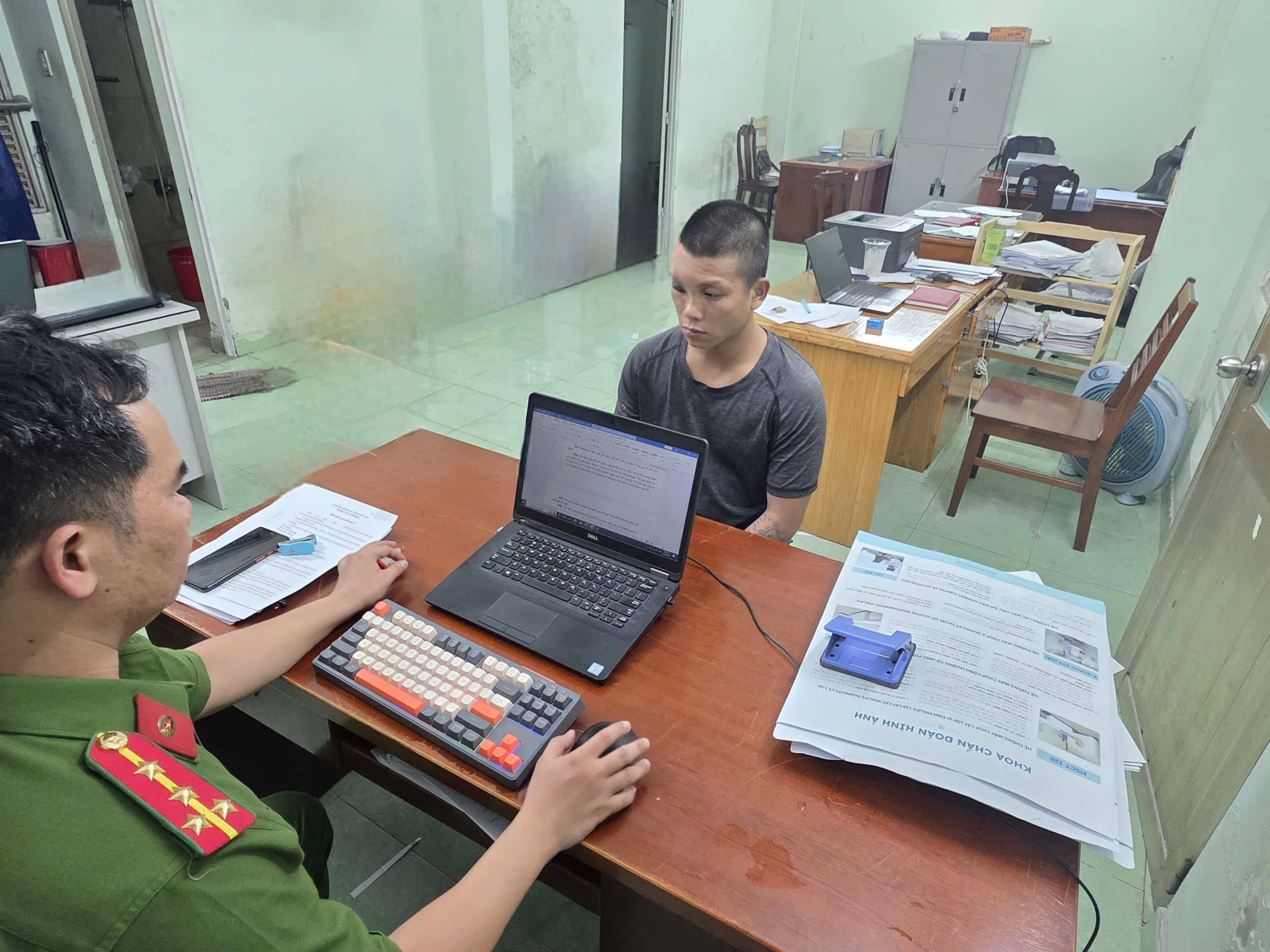 Công an TP.HCM bắt khẩn cấp người đánh 2 người nhập viện sau va chạm giao thông - Ảnh 1.