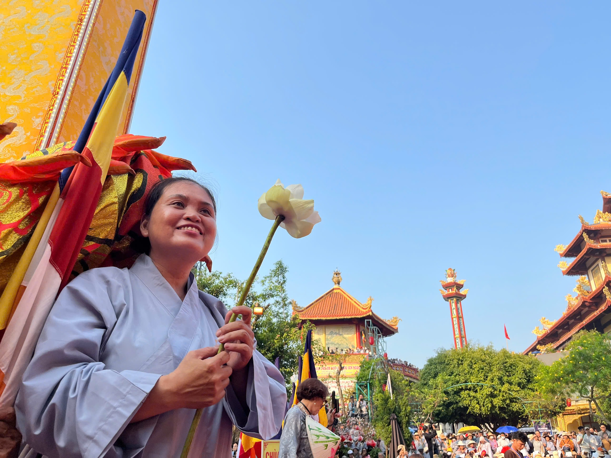 H&agrave;ng ng&agrave;n người th&agrave;nh k&iacute;nh dự lễ v&iacute;a Qu&aacute;n Thế &Acirc;m- Ảnh 9.