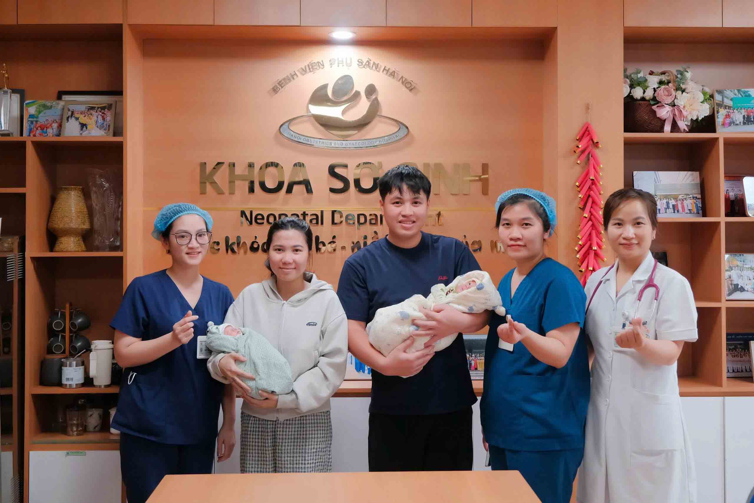 Điều trị, nuôi dưỡng thành công song sinh sinh non chưa đến 28 tuần tuổi - Ảnh 1.