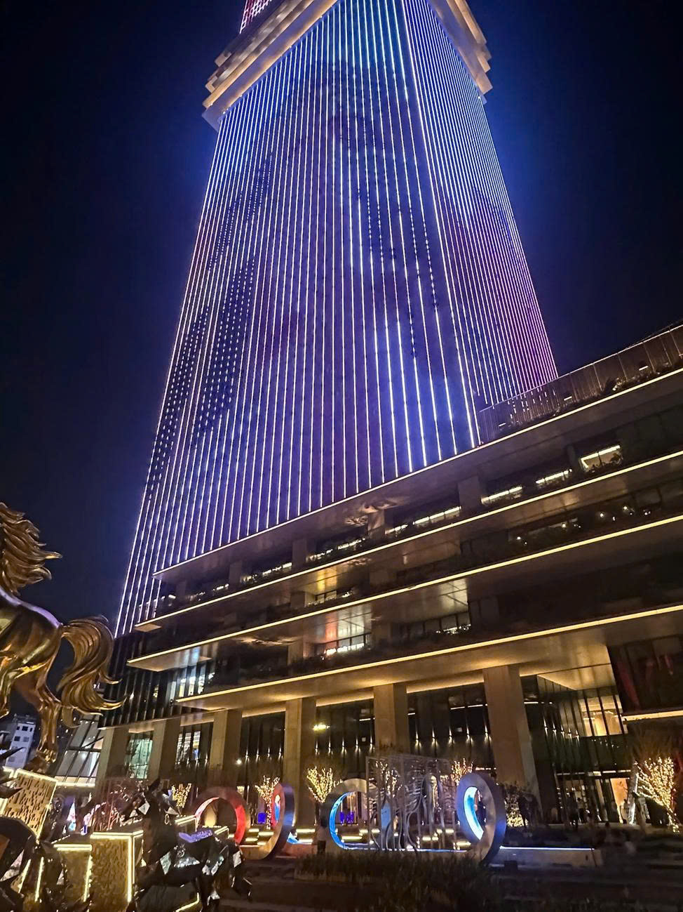 Xuất hiện &lsquo;c&ocirc;ng vi&ecirc;n &aacute;nh s&aacute;ng&rsquo; b&ecirc;n bờ s&ocirc;ng khiến giới trẻ m&ecirc; mệt về đ&ecirc;m - Ảnh 5.