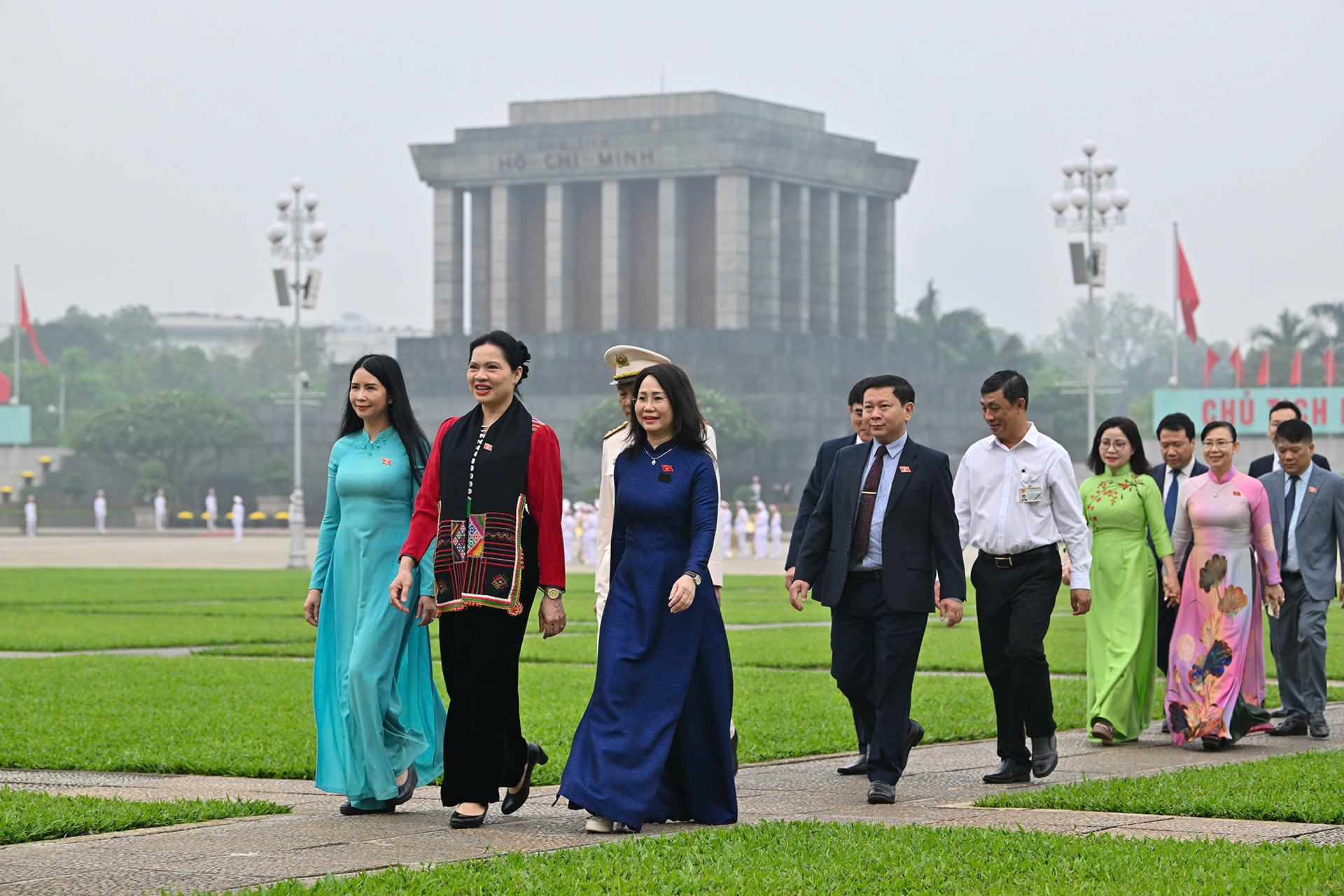 L&atilde;nh đạo Đảng, Nh&agrave; nước, đại biểu Quốc hội viếng Lăng B&aacute;c- Ảnh 4.