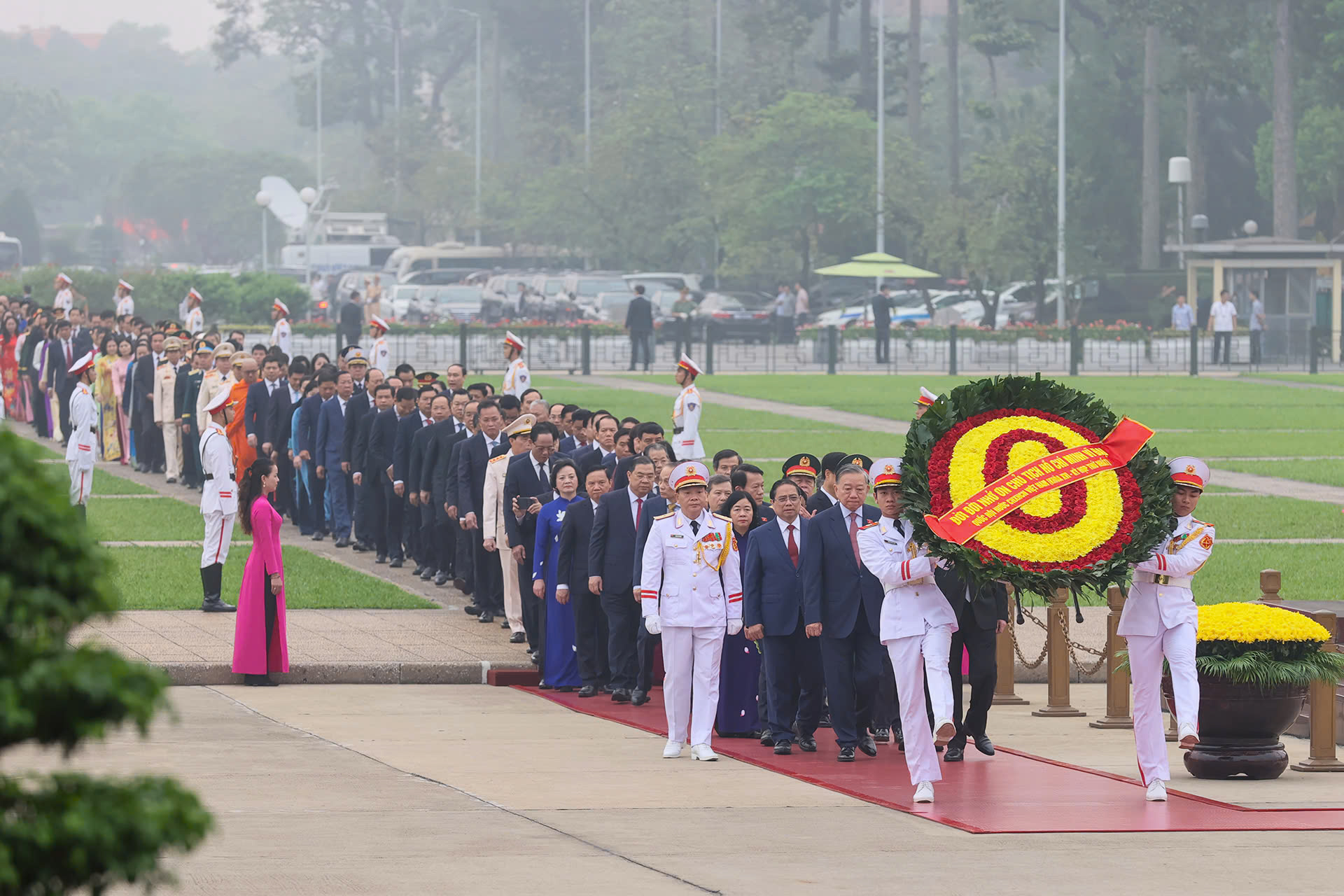 L&atilde;nh đạo Đảng, Nh&agrave; nước, đại biểu Quốc hội viếng Lăng B&aacute;c- Ảnh 2.