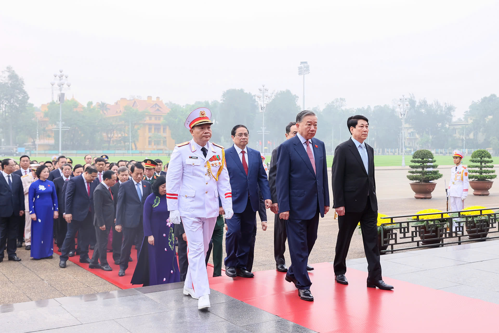 L&atilde;nh đạo Đảng, Nh&agrave; nước, đại biểu Quốc hội viếng Lăng B&aacute;c- Ảnh 1.