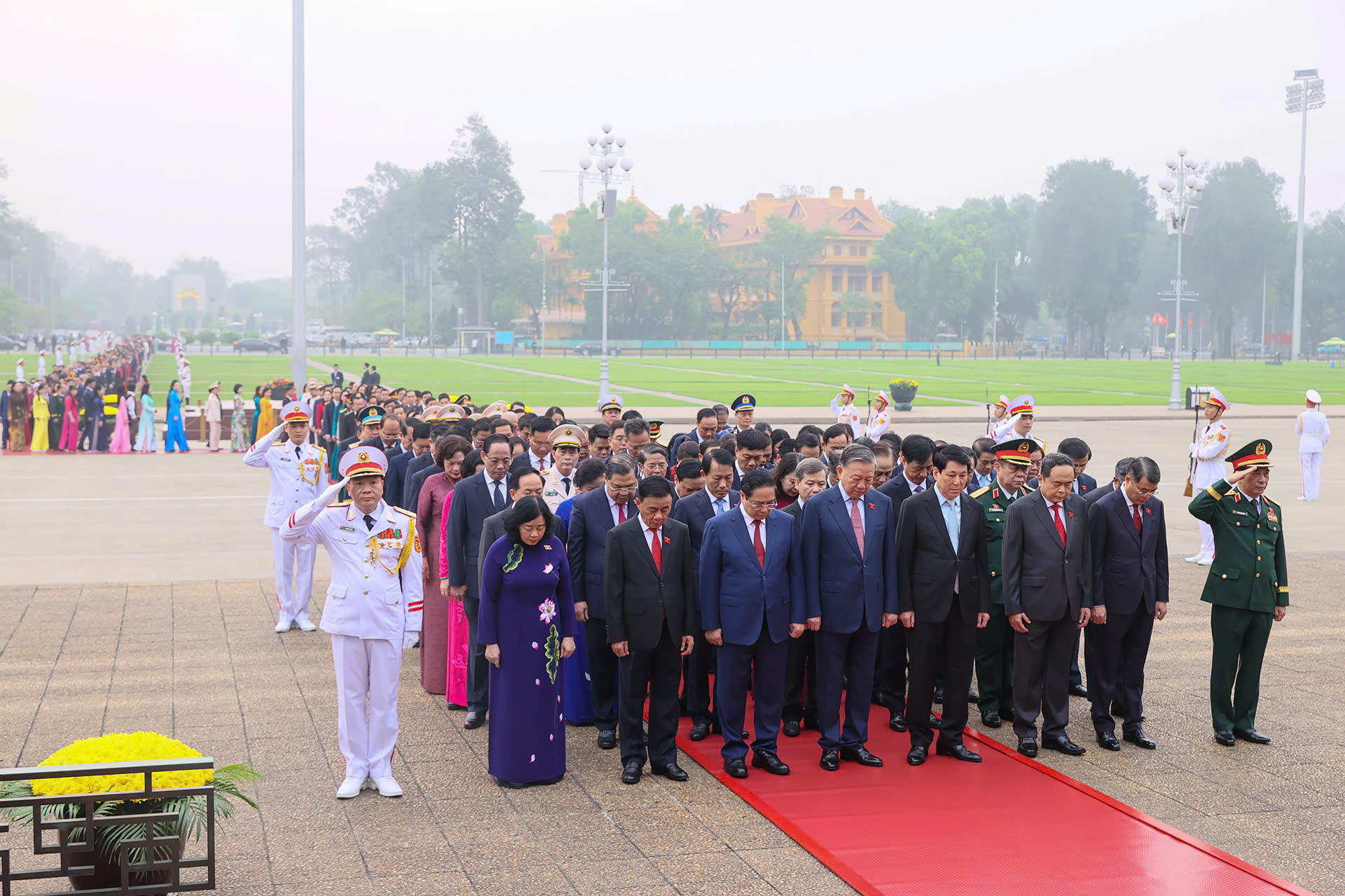 L&atilde;nh đạo Đảng, Nh&agrave; nước, đại biểu Quốc hội viếng Lăng B&aacute;c- Ảnh 3.