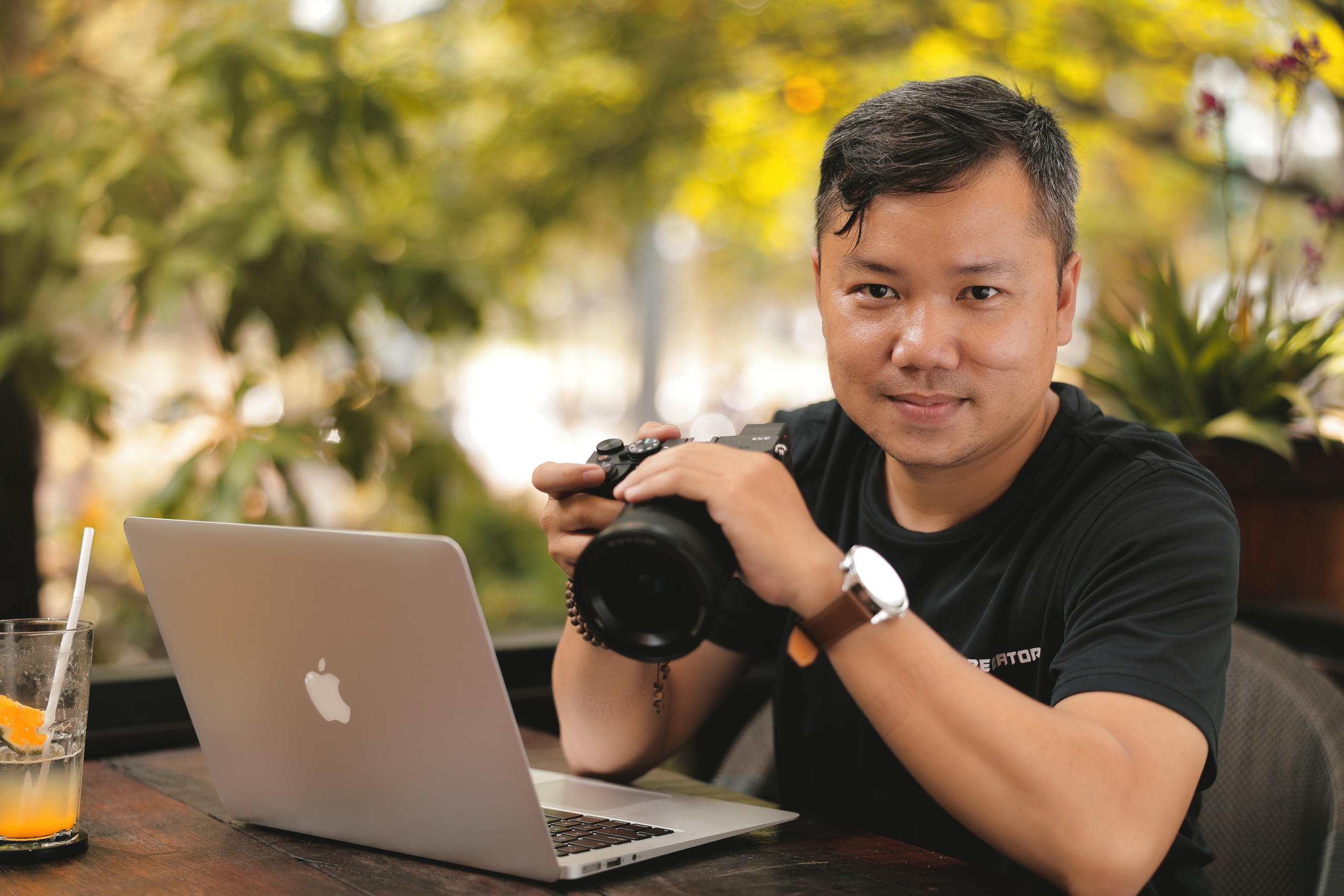 Khoảnh khắc mặt trời trứng muối &ldquo;nuốt trọn&rdquo; m&aacute;y bay tr&ecirc;n đỉnh th&aacute;p nh&agrave; thờ - Ảnh 1.