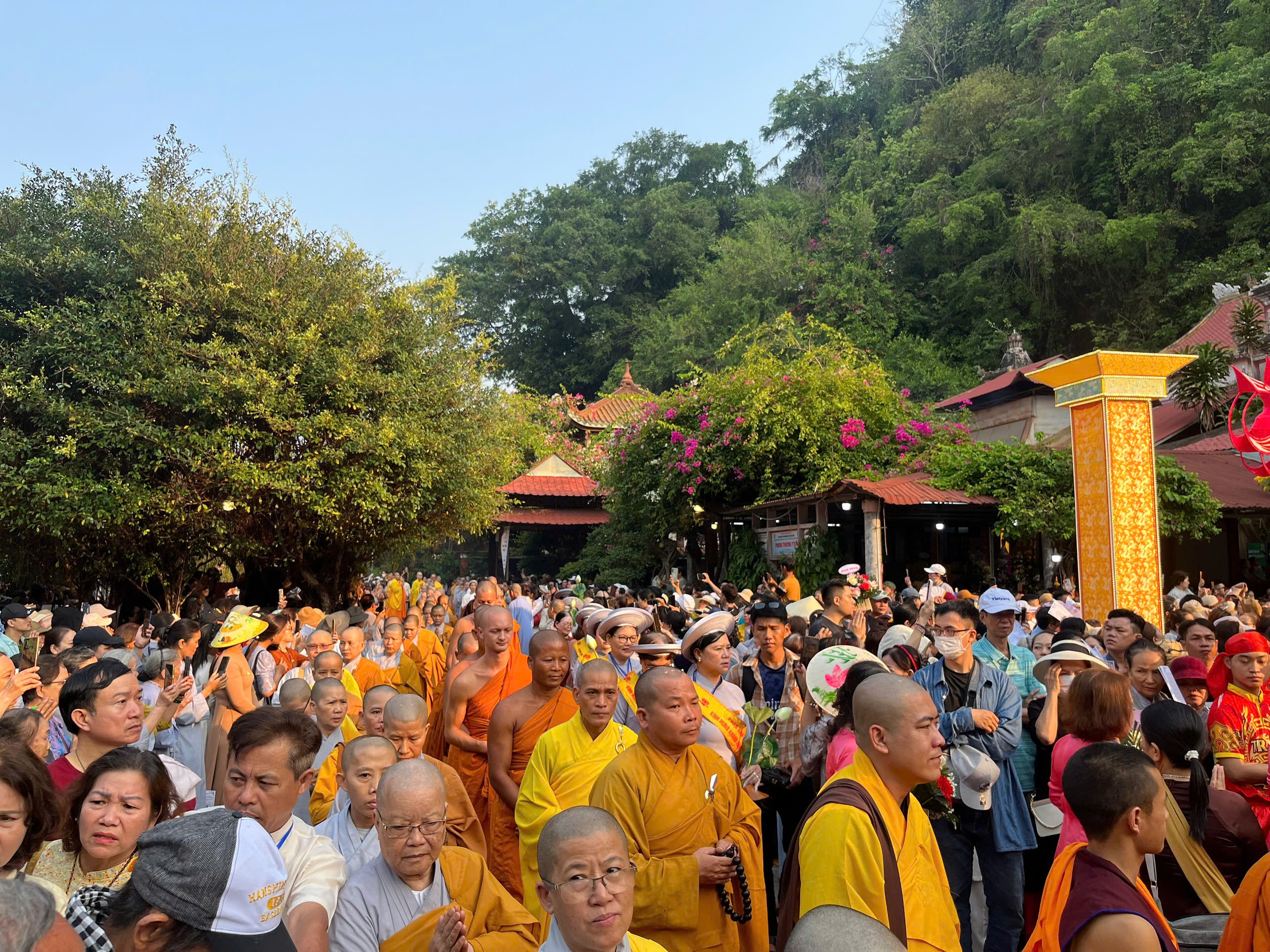 H&agrave;ng ng&agrave;n người th&agrave;nh k&iacute;nh dự lễ v&iacute;a Qu&aacute;n Thế &Acirc;m- Ảnh 1.