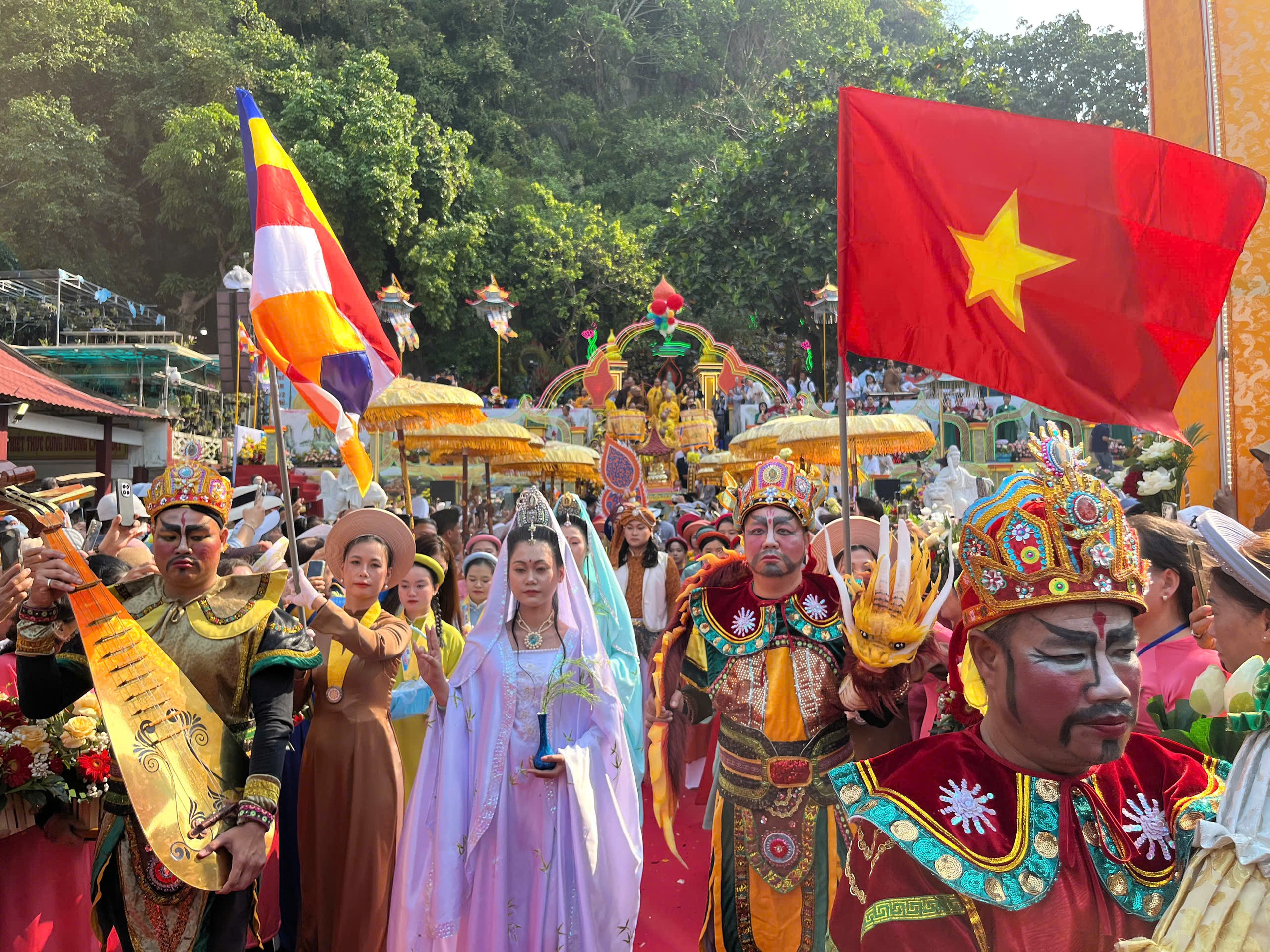 H&agrave;ng ng&agrave;n người th&agrave;nh k&iacute;nh dự lễ v&iacute;a Qu&aacute;n Thế &Acirc;m- Ảnh 4.