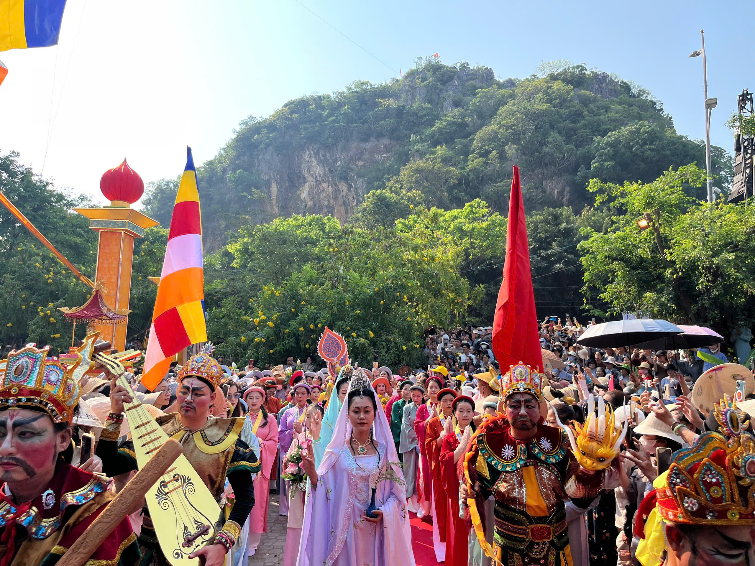 H&agrave;ng ng&agrave;n người th&agrave;nh k&iacute;nh dự lễ v&iacute;a Qu&aacute;n Thế &Acirc;m- Ảnh 6.