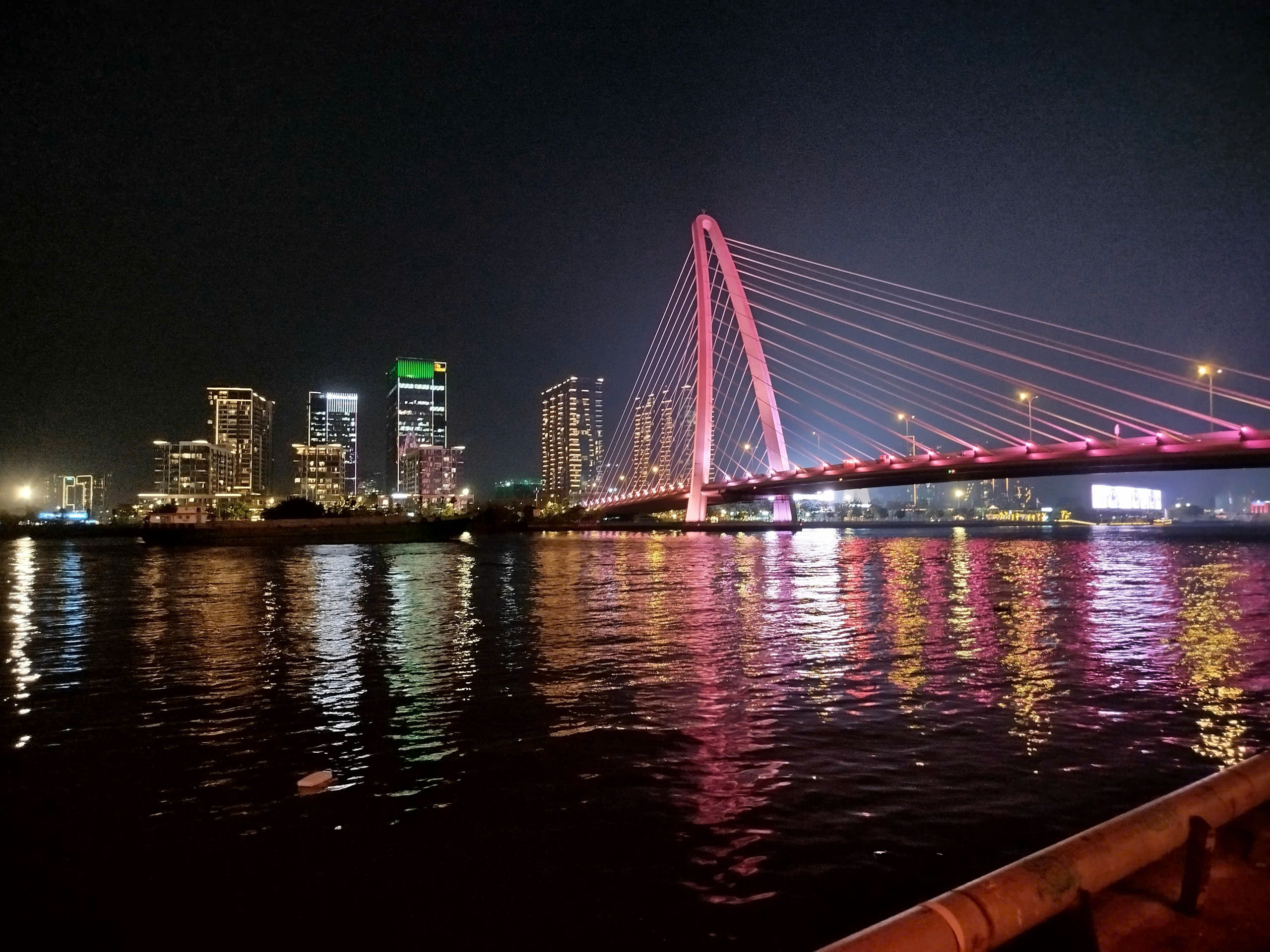 Xuất hiện &lsquo;c&ocirc;ng vi&ecirc;n &aacute;nh s&aacute;ng&rsquo; b&ecirc;n bờ s&ocirc;ng khiến giới trẻ m&ecirc; mệt về đ&ecirc;m - Ảnh 4.