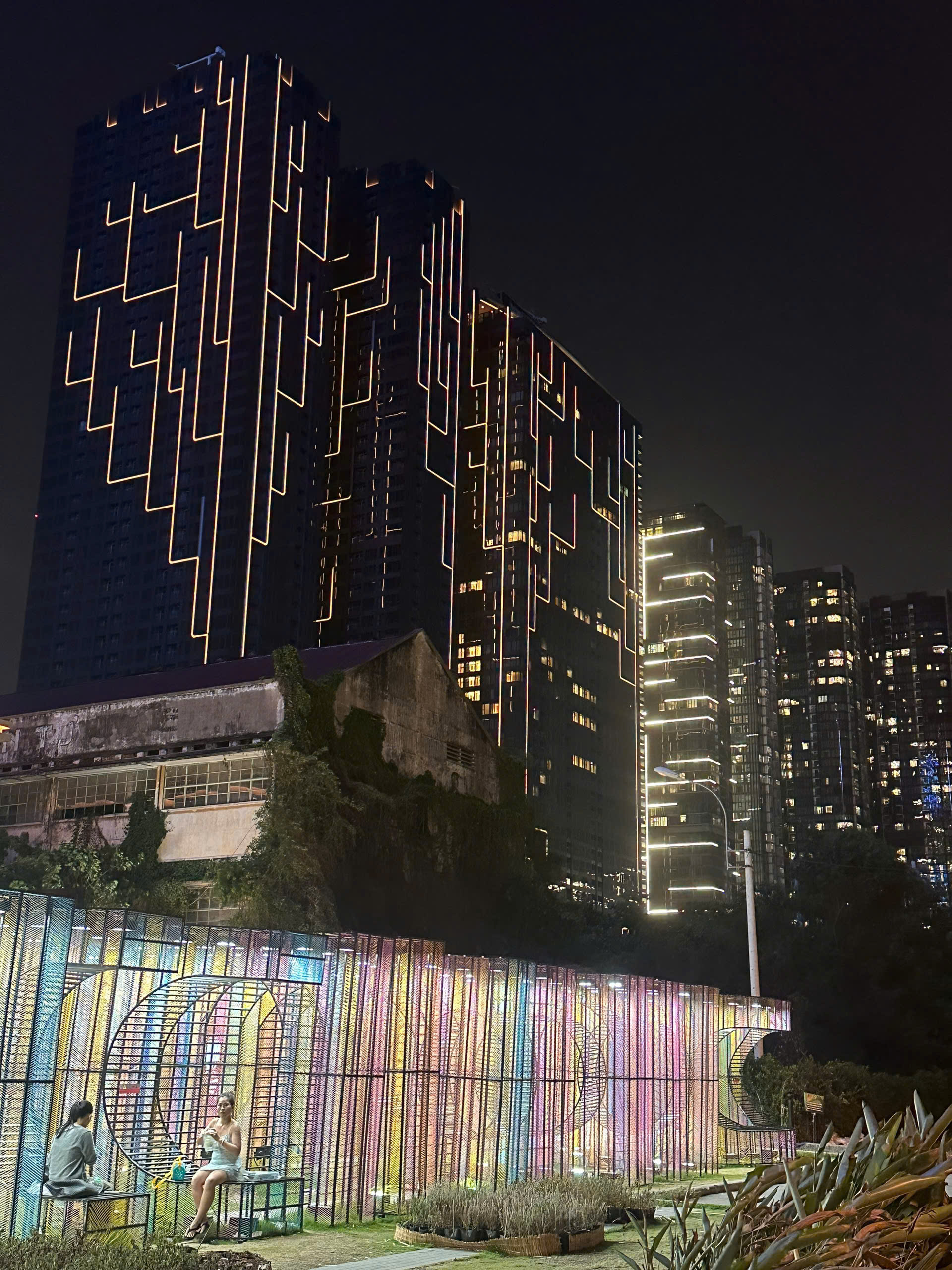 Xuất hiện &lsquo;c&ocirc;ng vi&ecirc;n &aacute;nh s&aacute;ng&rsquo; b&ecirc;n bờ s&ocirc;ng khiến giới trẻ m&ecirc; mệt về đ&ecirc;m - Ảnh 8.