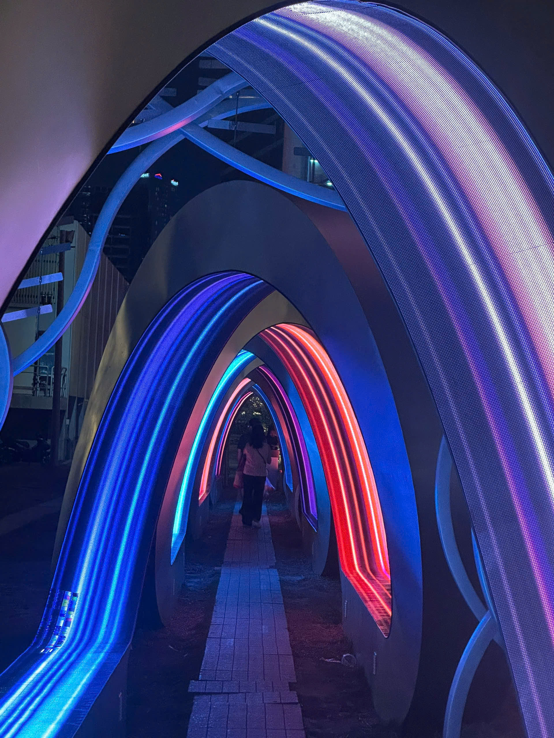 Xuất hiện &lsquo;c&ocirc;ng vi&ecirc;n &aacute;nh s&aacute;ng&rsquo; b&ecirc;n bờ s&ocirc;ng khiến giới trẻ m&ecirc; mệt về đ&ecirc;m - Ảnh 3.