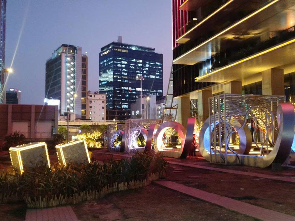 Xuất hiện &lsquo;c&ocirc;ng vi&ecirc;n &aacute;nh s&aacute;ng&rsquo; b&ecirc;n bờ s&ocirc;ng khiến giới trẻ m&ecirc; mệt về đ&ecirc;m - Ảnh 6.