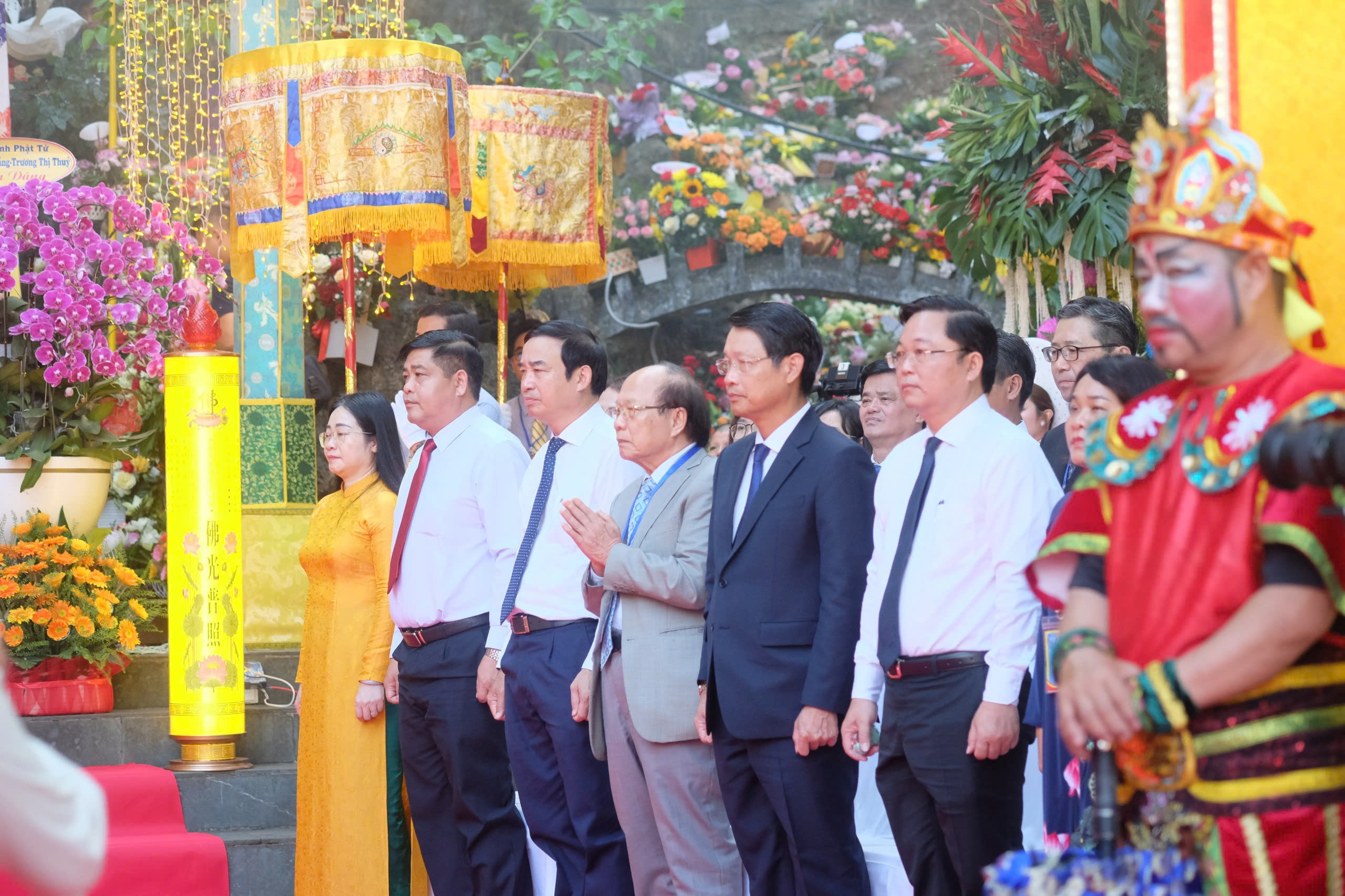 H&agrave;ng ng&agrave;n người th&agrave;nh k&iacute;nh dự lễ v&iacute;a Qu&aacute;n Thế &Acirc;m- Ảnh 5.