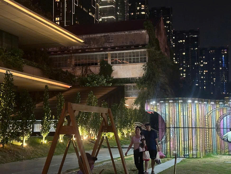 Xuất hiện &lsquo;c&ocirc;ng vi&ecirc;n &aacute;nh s&aacute;ng&rsquo; b&ecirc;n bờ s&ocirc;ng khiến giới trẻ m&ecirc; mệt về đ&ecirc;m - Ảnh 7.